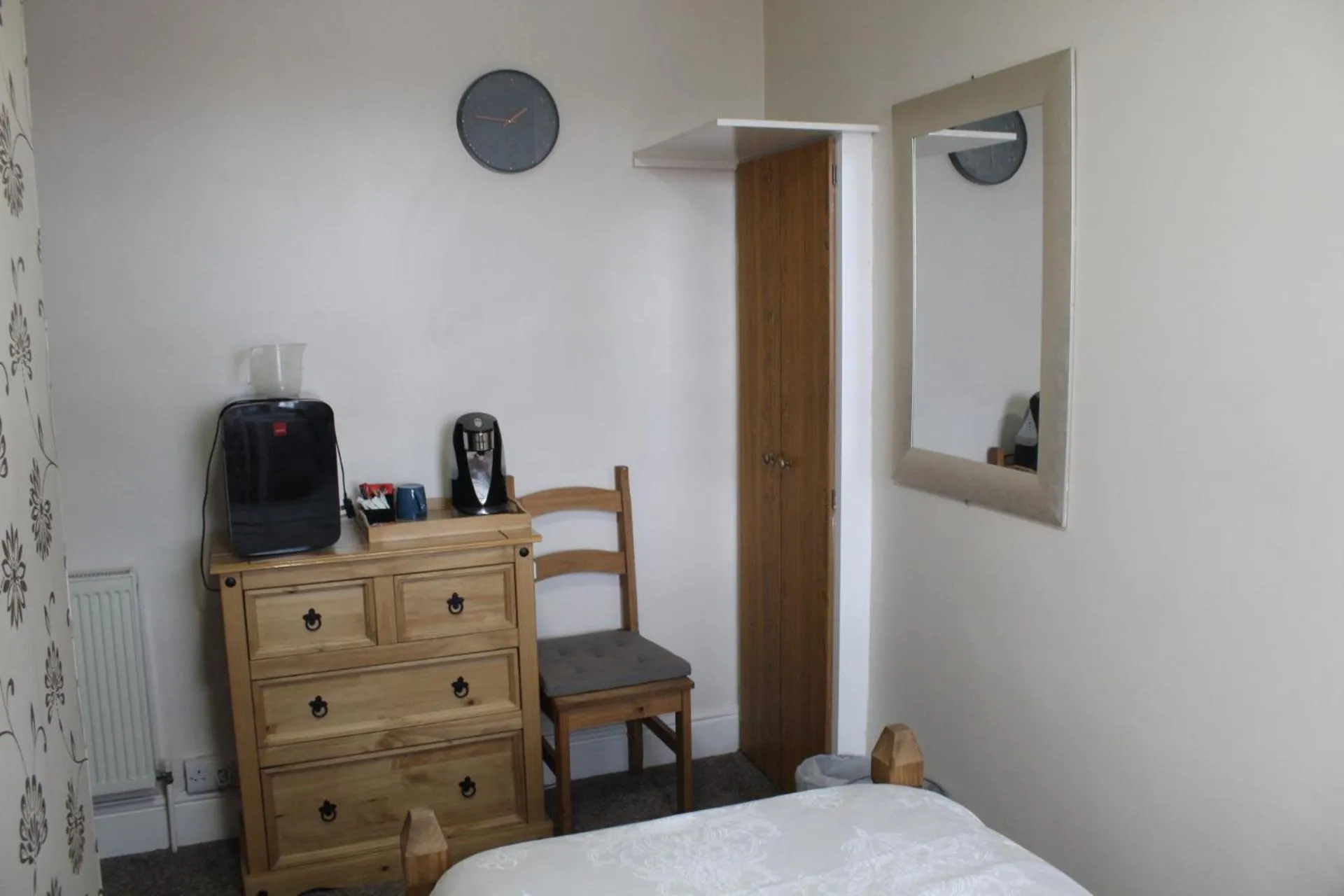 Bedroom, Bed in Oakwell Guest House