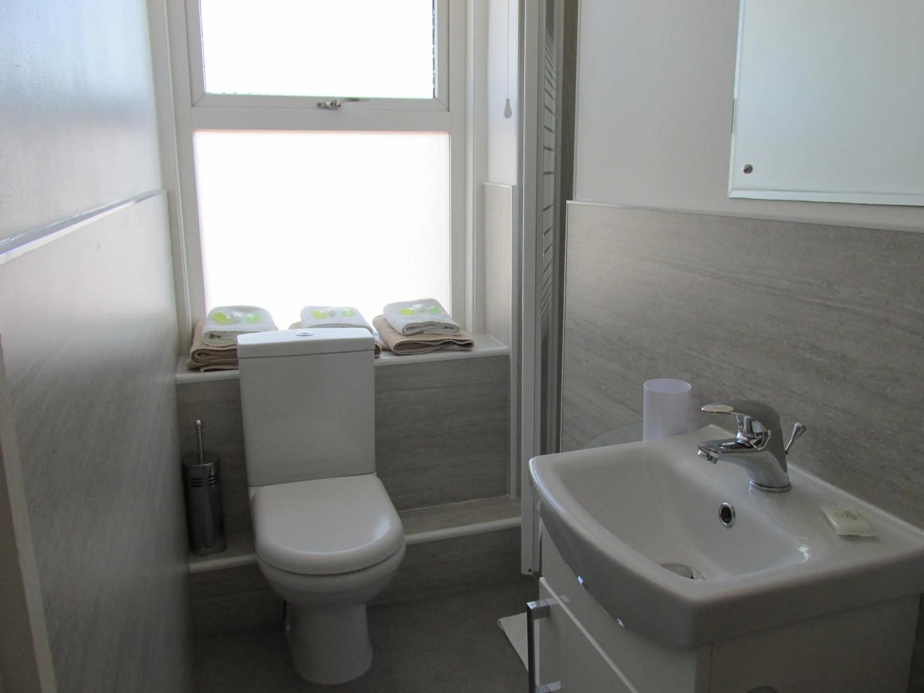 Bathroom in No 3