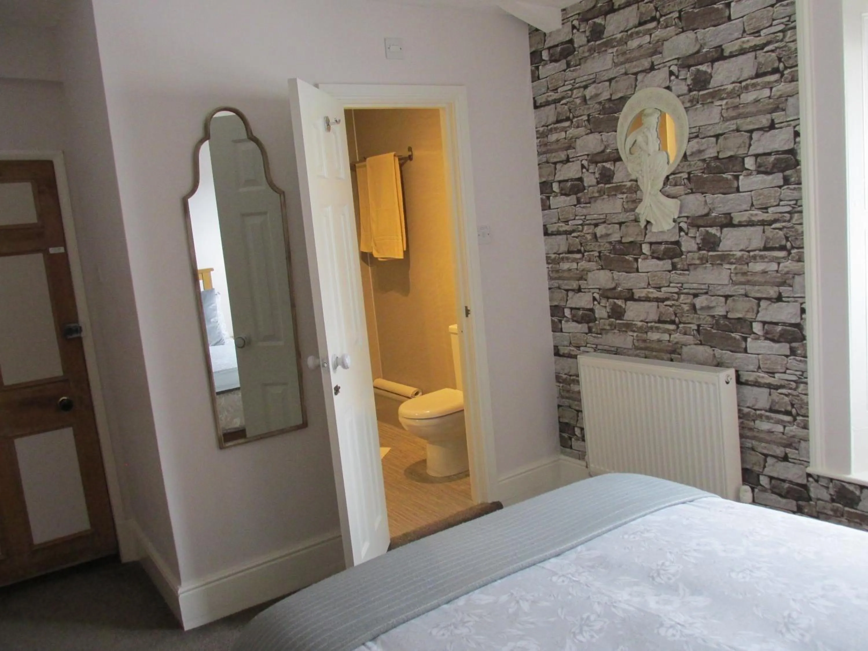 Bathroom in No 3