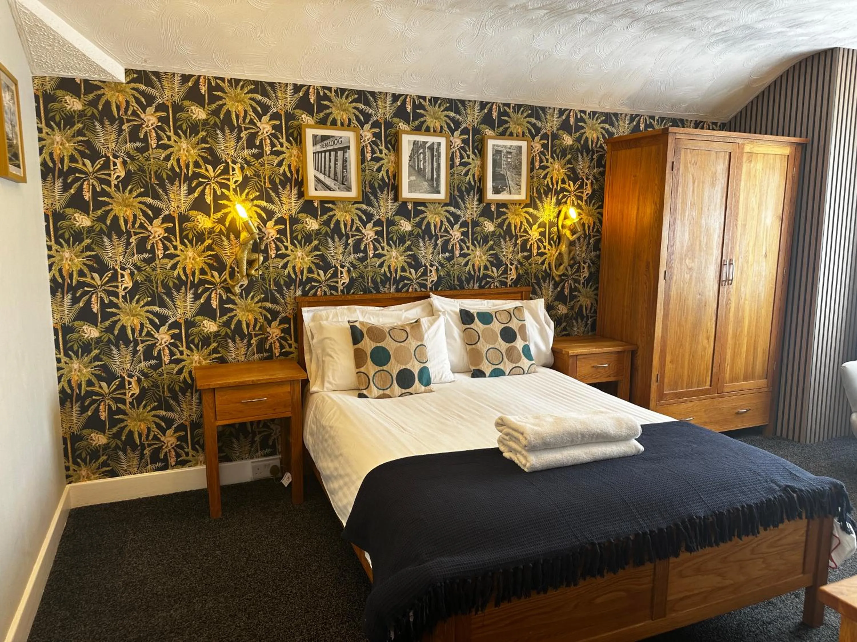 Bed in The Golden Fleece Inn