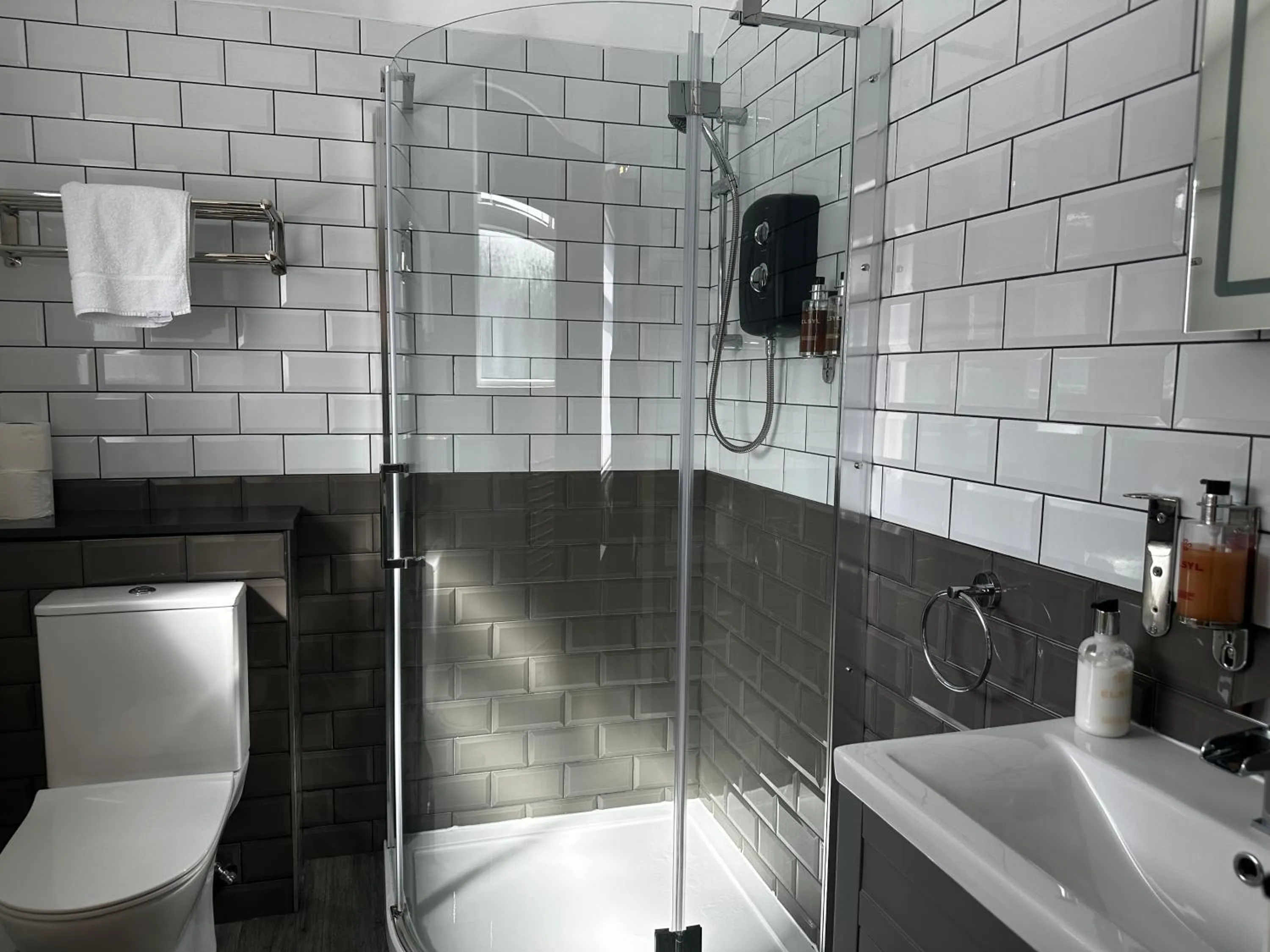 Shower in The Golden Fleece Inn