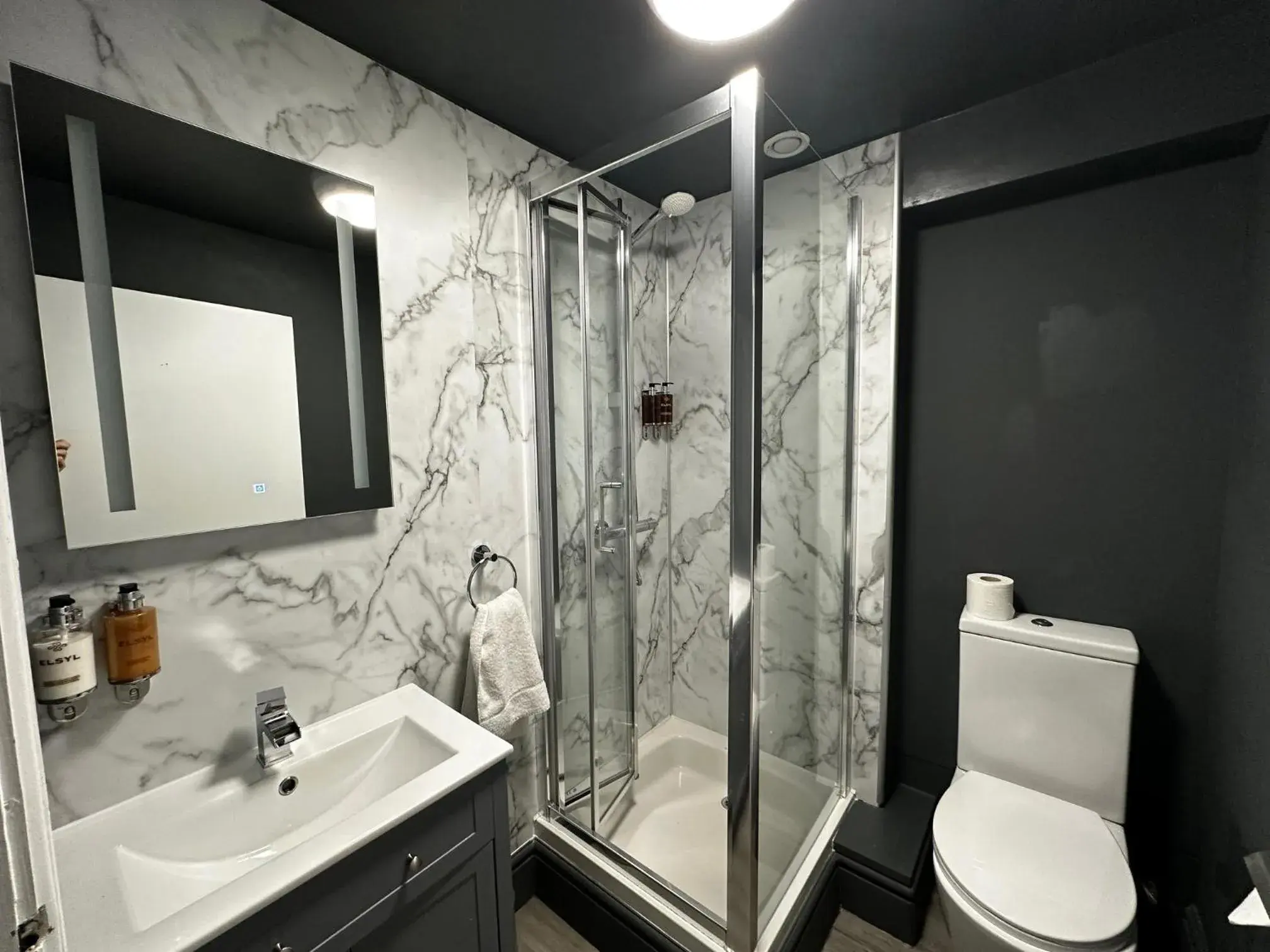 Standard Double Room in The Golden Fleece Inn Standard Double Room in The Golden Fleece Inn