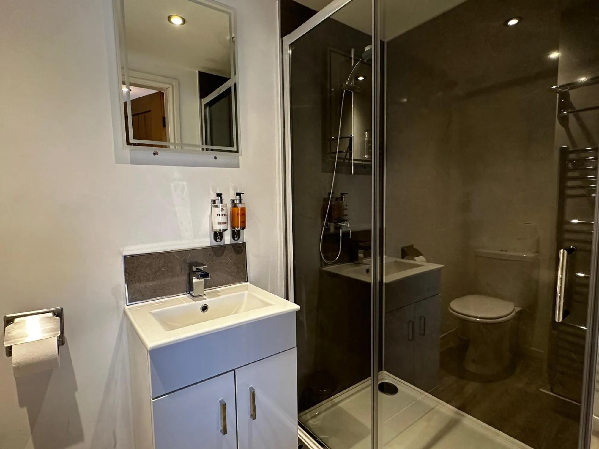 Shower in The Golden Fleece Inn