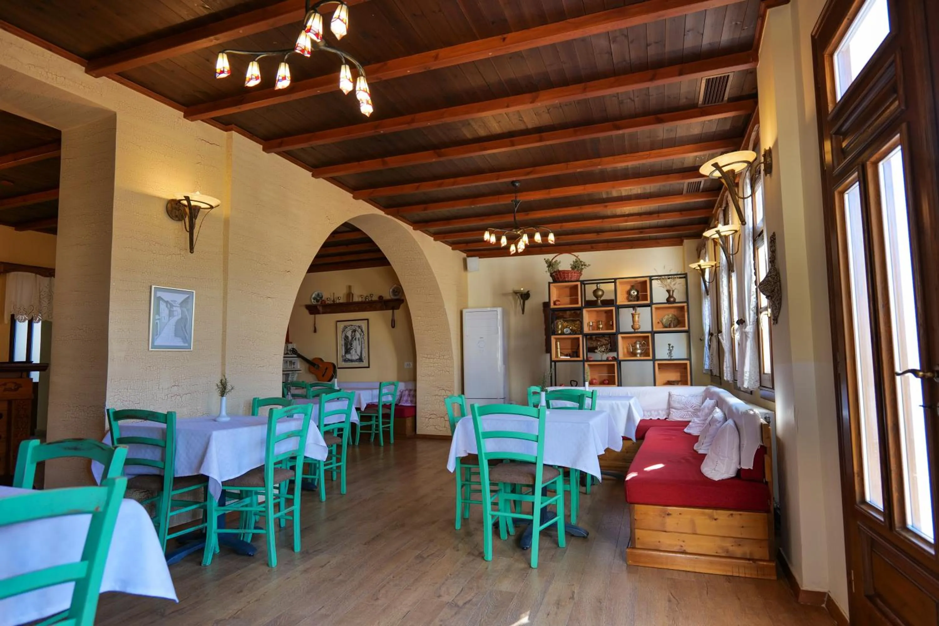Restaurant/places to eat in Hotel Bineri