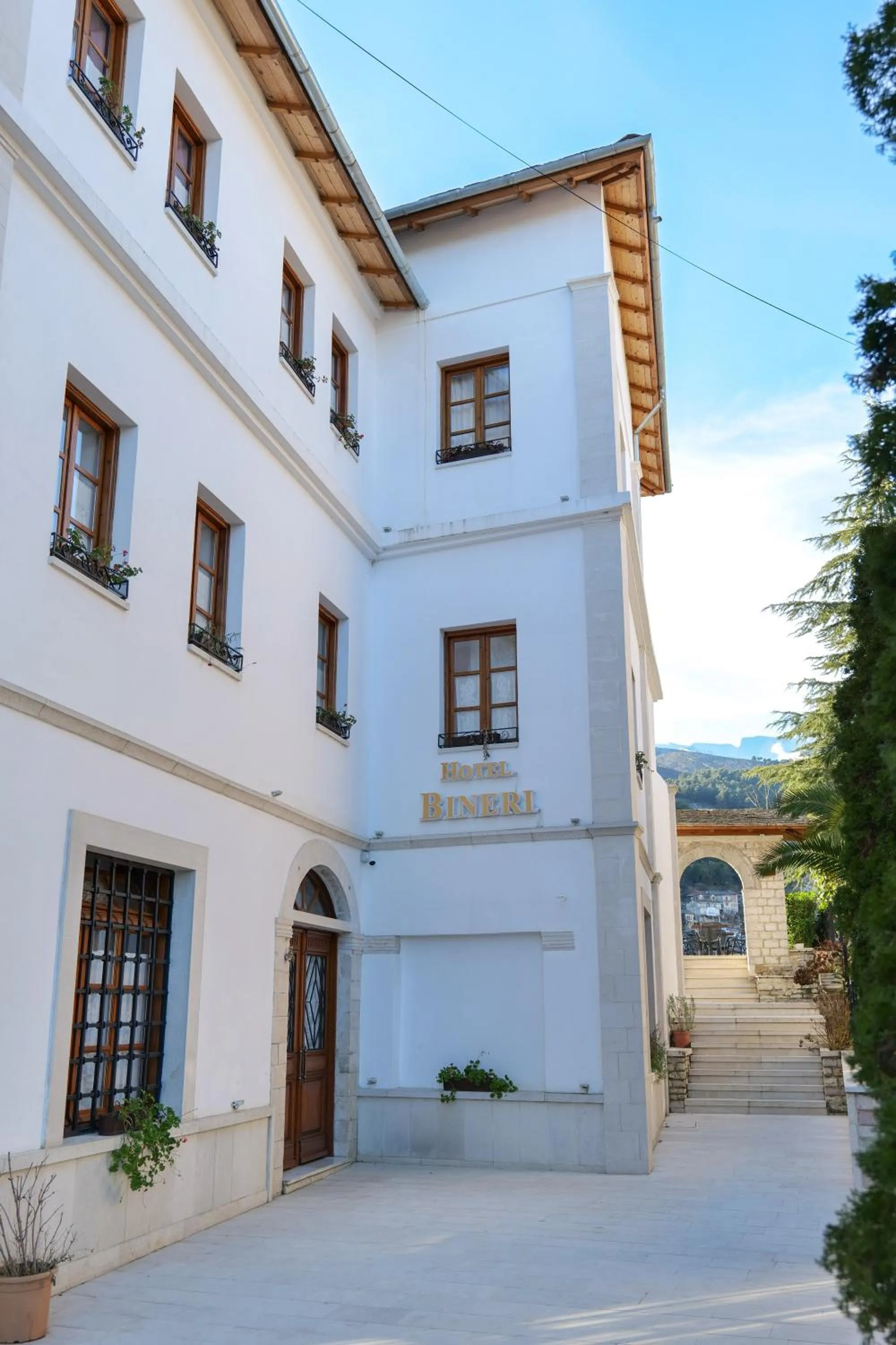 Property building in Hotel Bineri