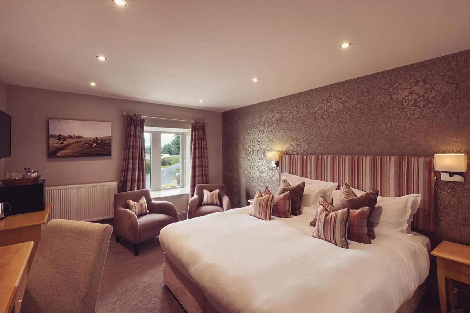 Bed in Longlands Inn & Cottages