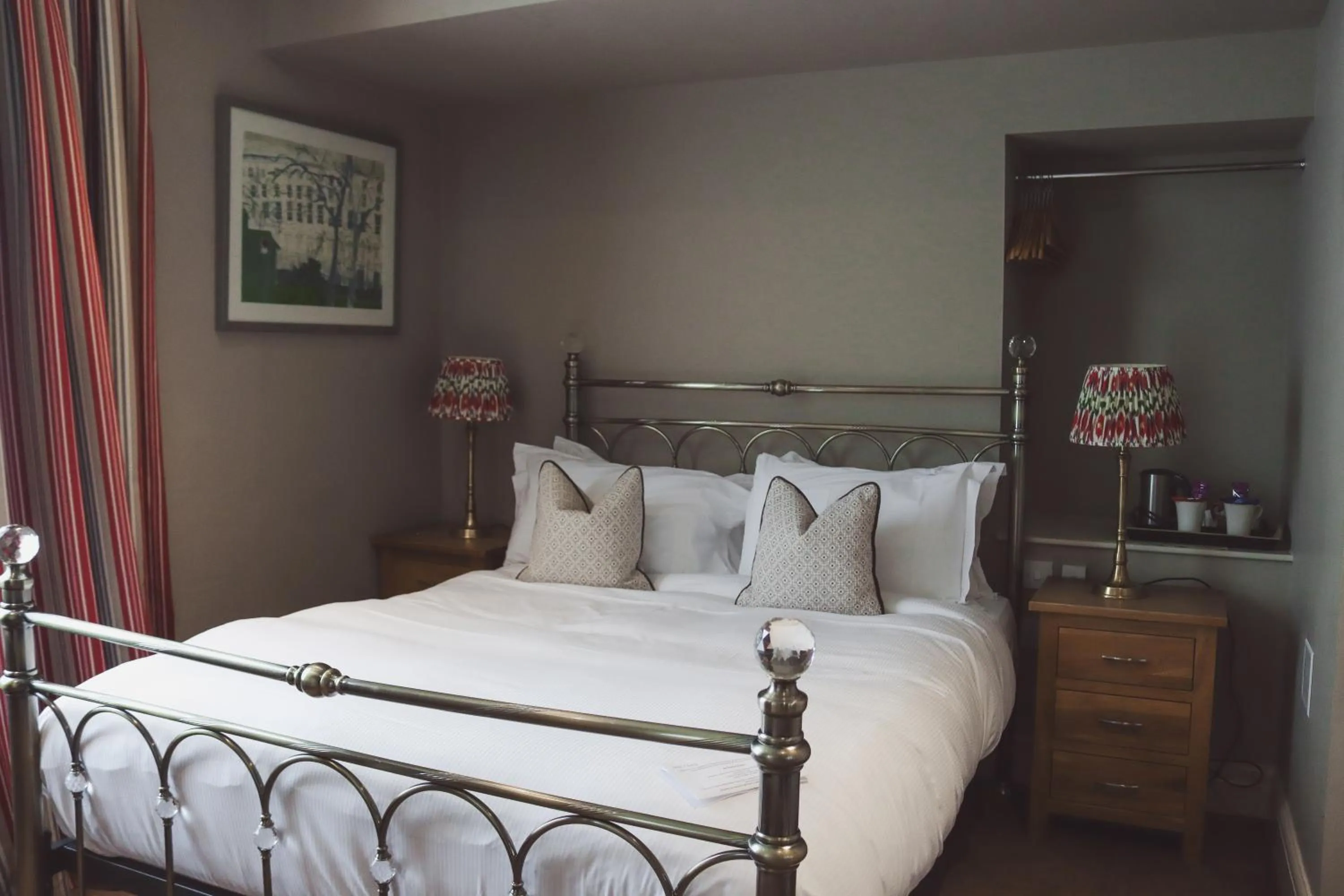 Bed in Longlands Inn & Cottages