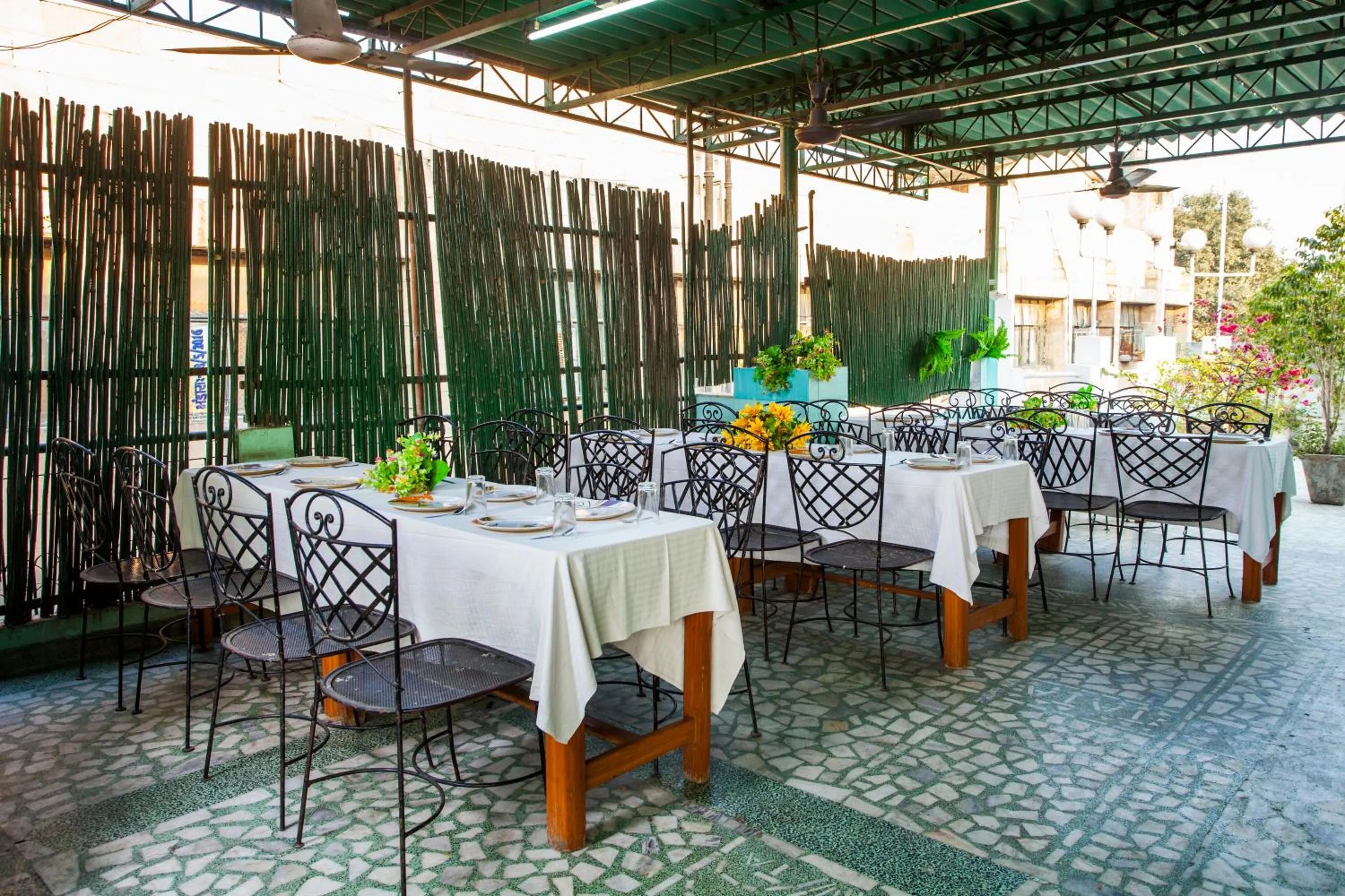 Restaurant/places to eat in Hotel Sunshine