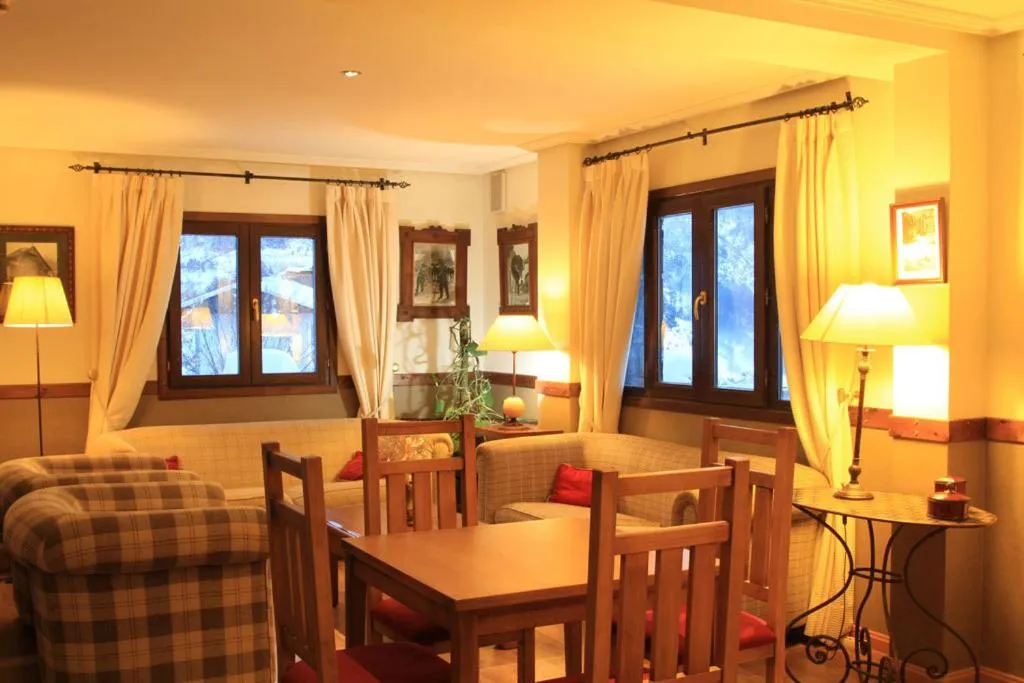 Dining area in Aparthotel Sarrato