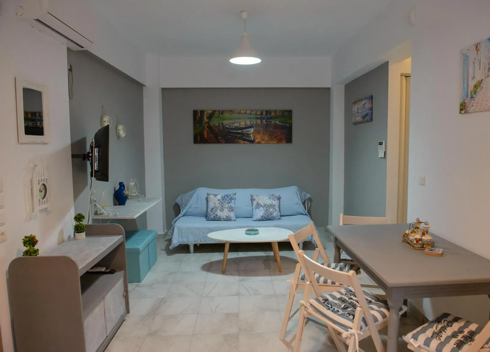 Photo of the whole room, Bed in Artemissoula near airport