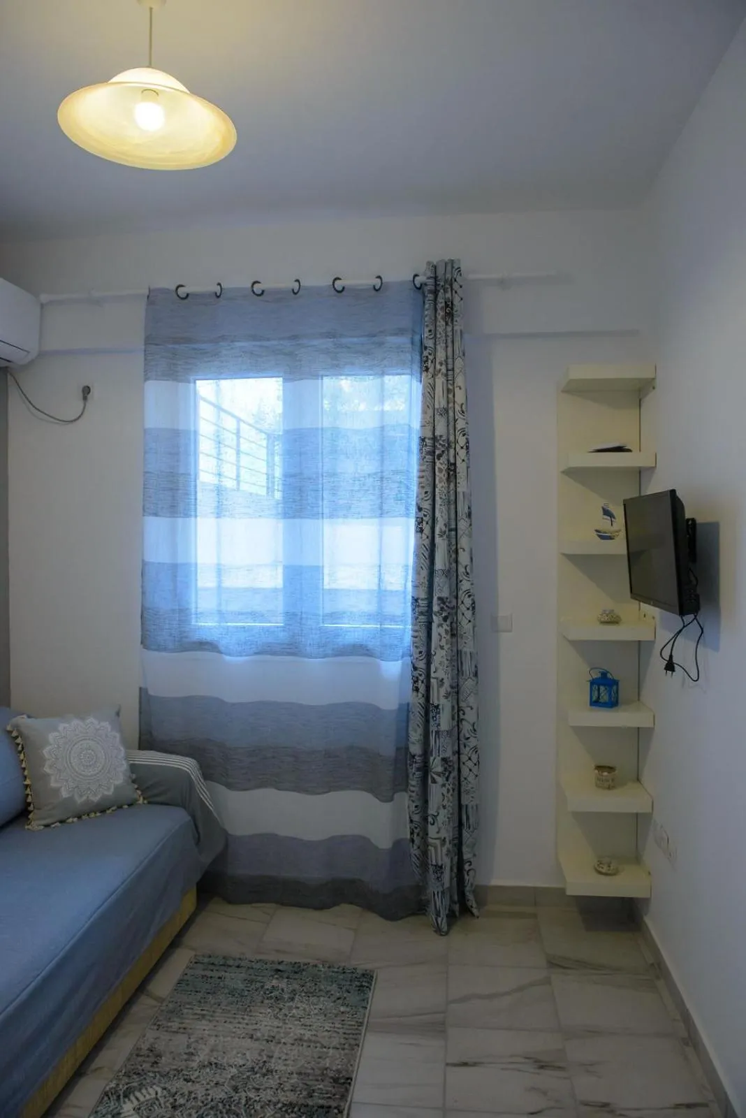 Photo of the whole room, Bed in Artemissoula near airport