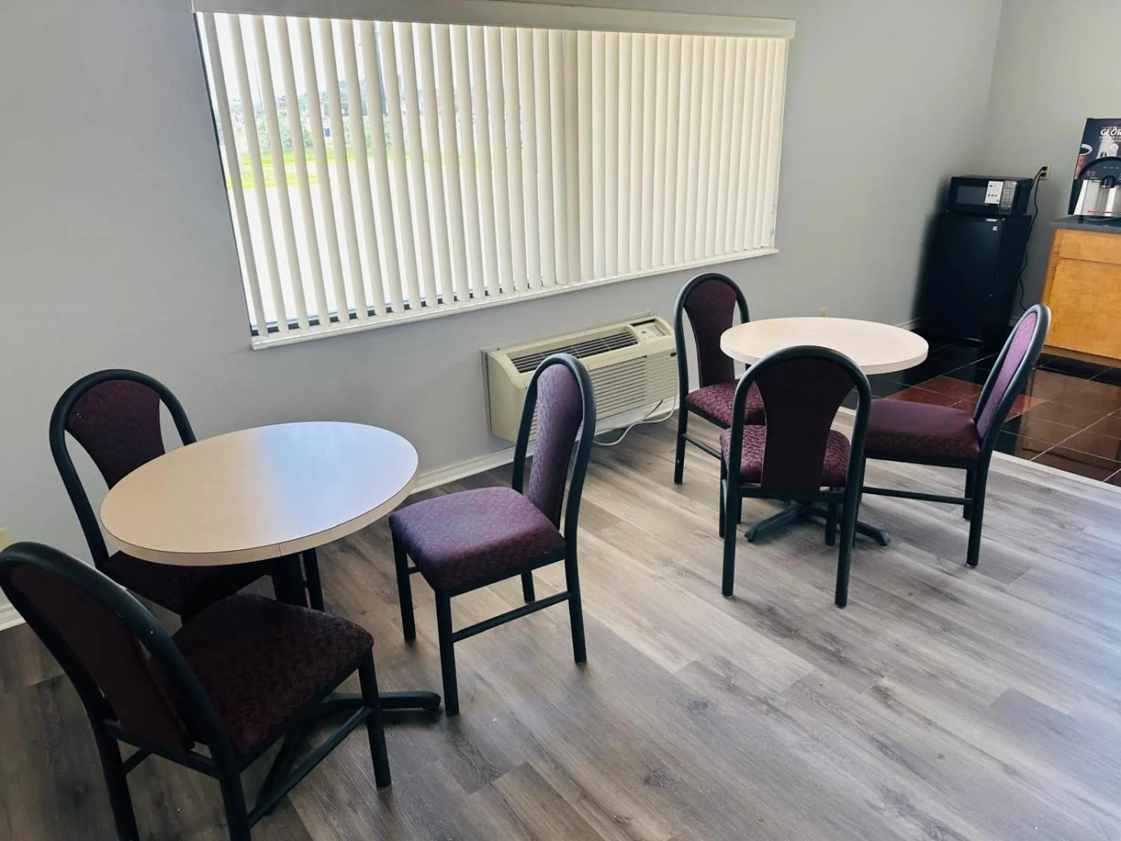 Breakfast in Executive Inn & Suites West Columbia