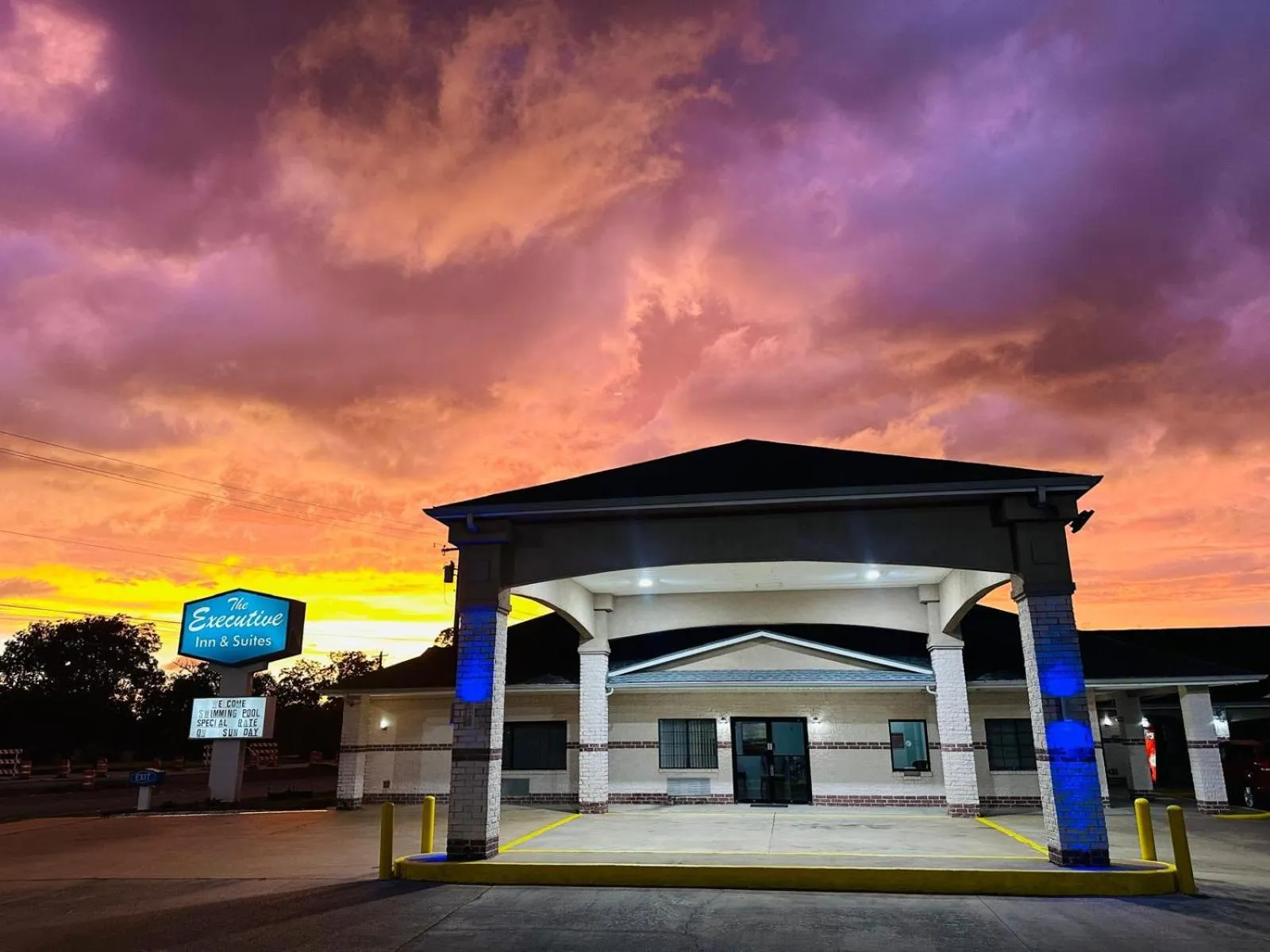 Property building in Executive Inn & Suites West Columbia