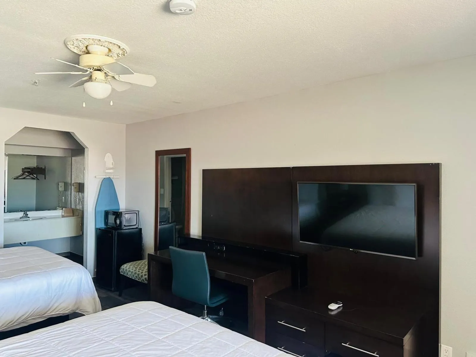 Entertainment, Bed in Executive Inn & Suites West Columbia