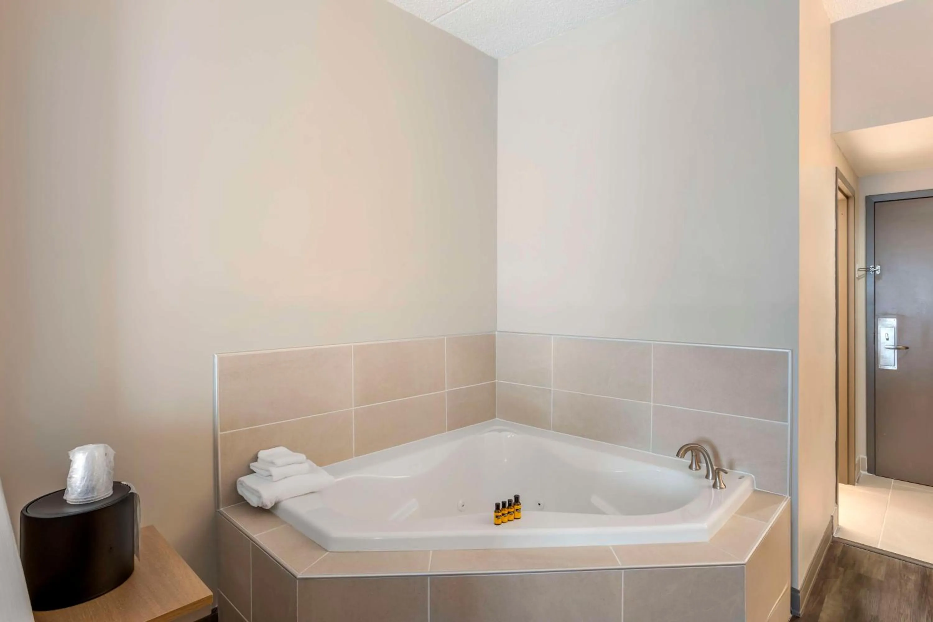 Bedroom in Best Western Plus Heritage Rail Inn & Suites