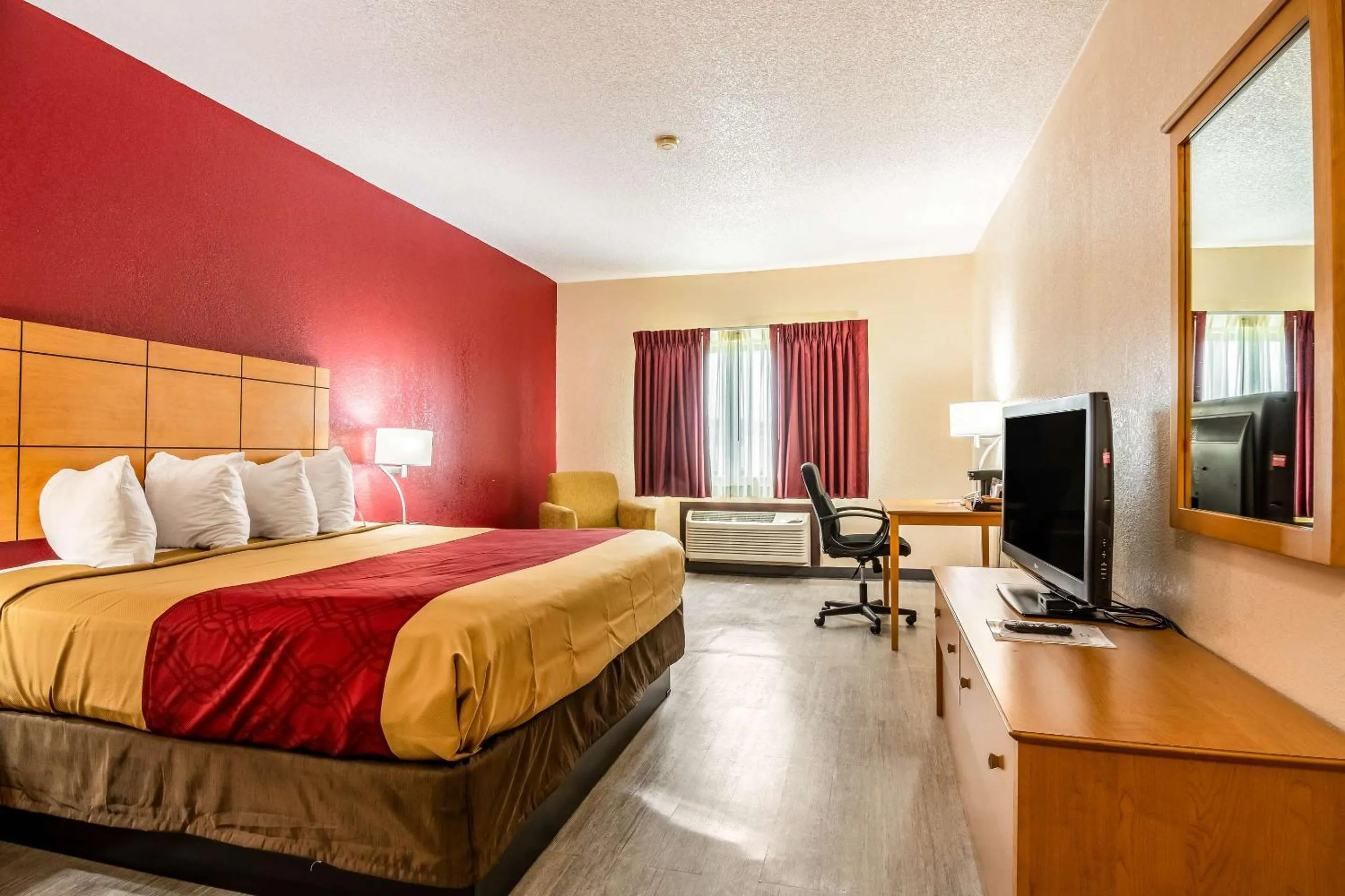 Bedroom, Bed in Econo Lodge Topeka at Wanamaker