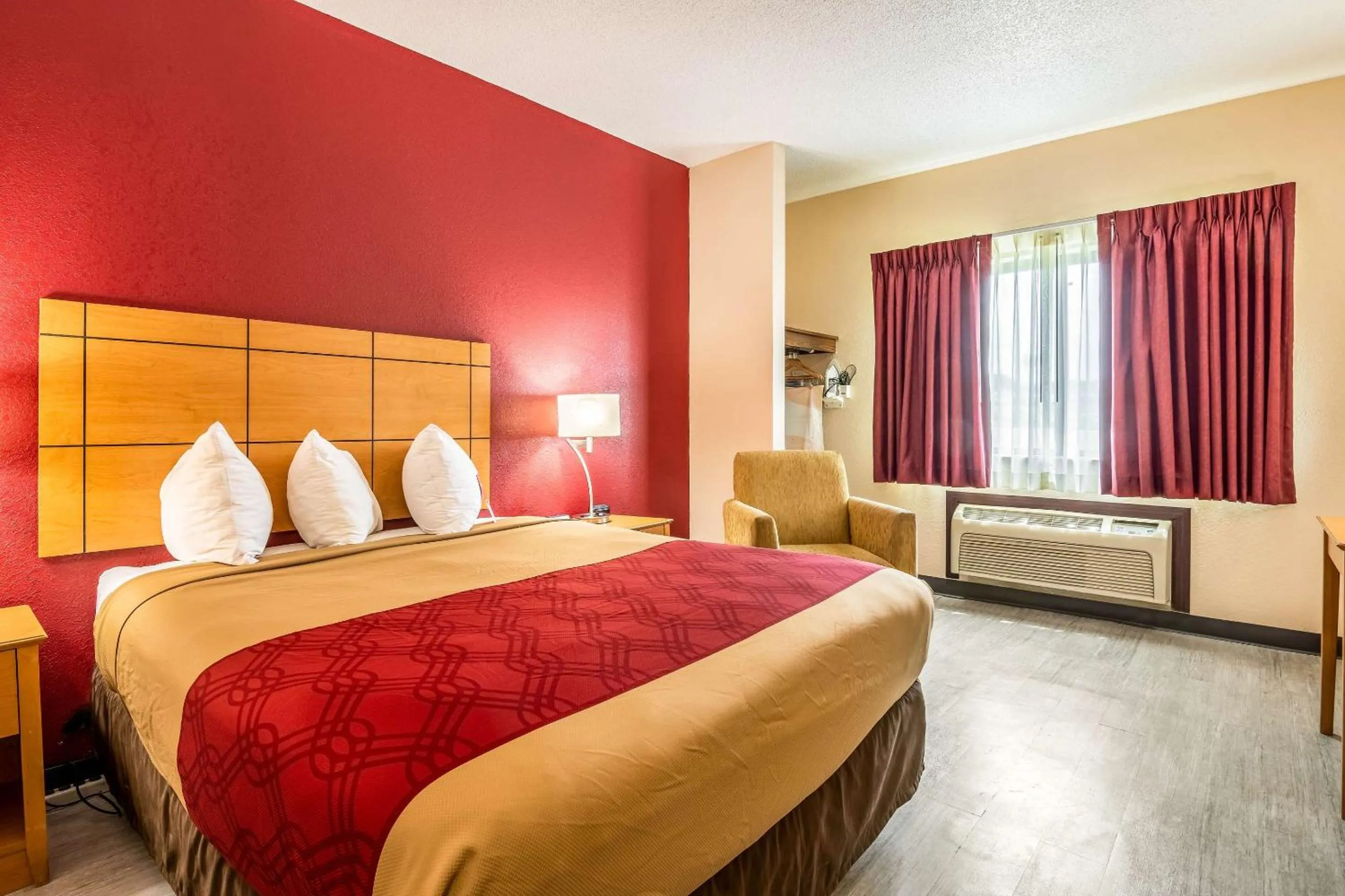 Bedroom, Bed in Econo Lodge Topeka at Wanamaker