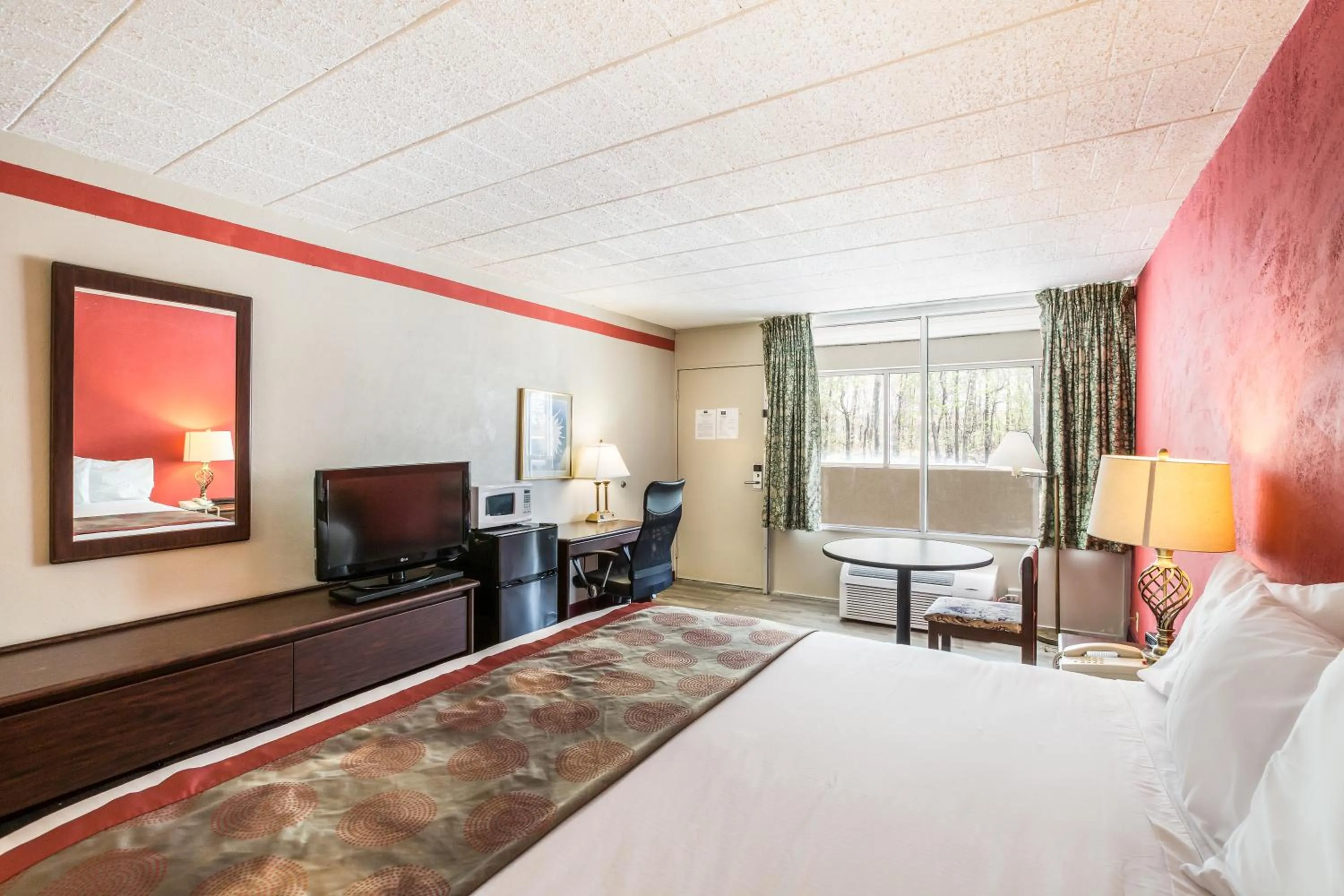 Photo of the whole room, Bed in Red Carpet Inn & Suites