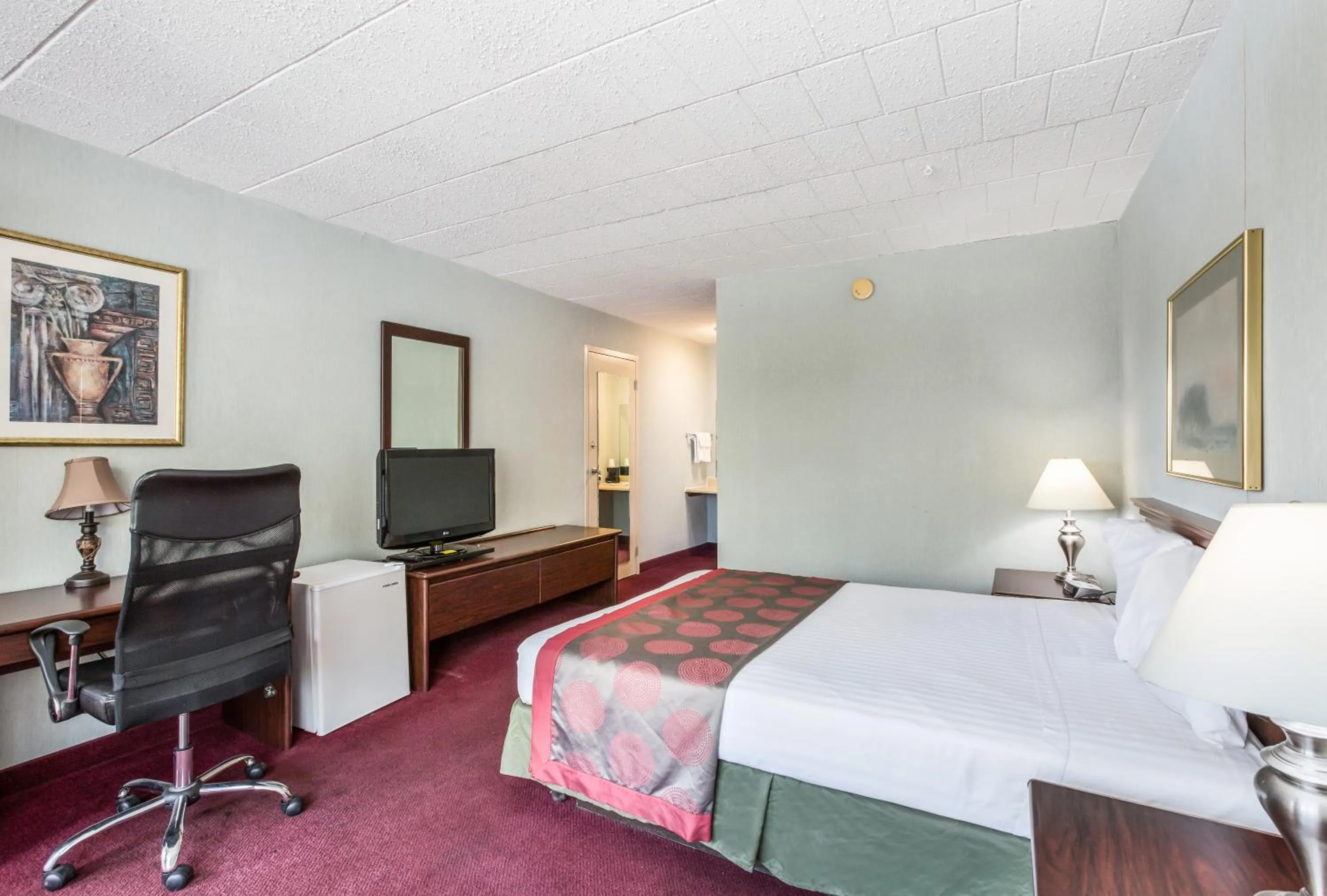 Photo of the whole room, Bed in Red Carpet Inn & Suites
