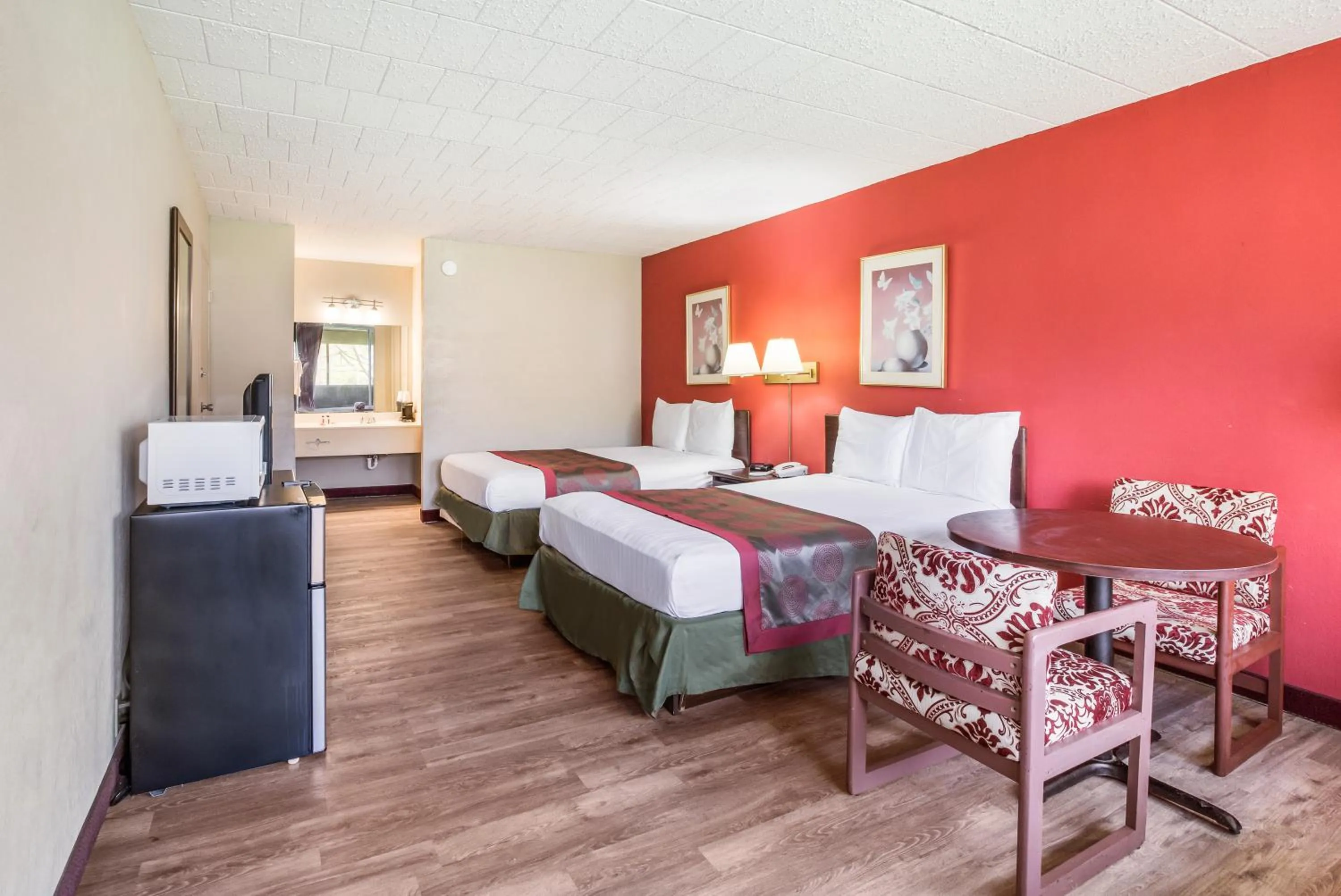Photo of the whole room, Bed in Red Carpet Inn & Suites