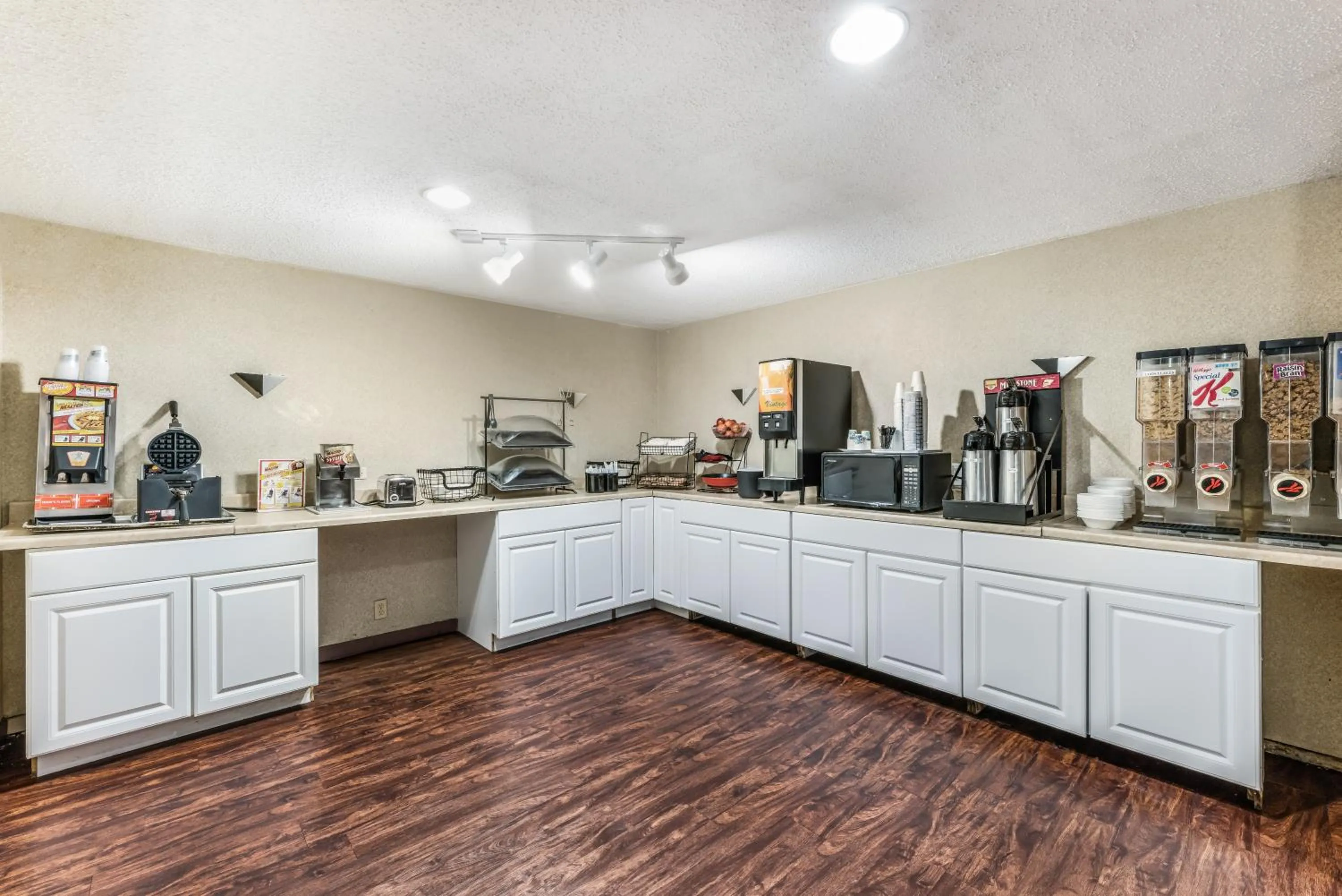 Breakfast in Red Carpet Inn & Suites