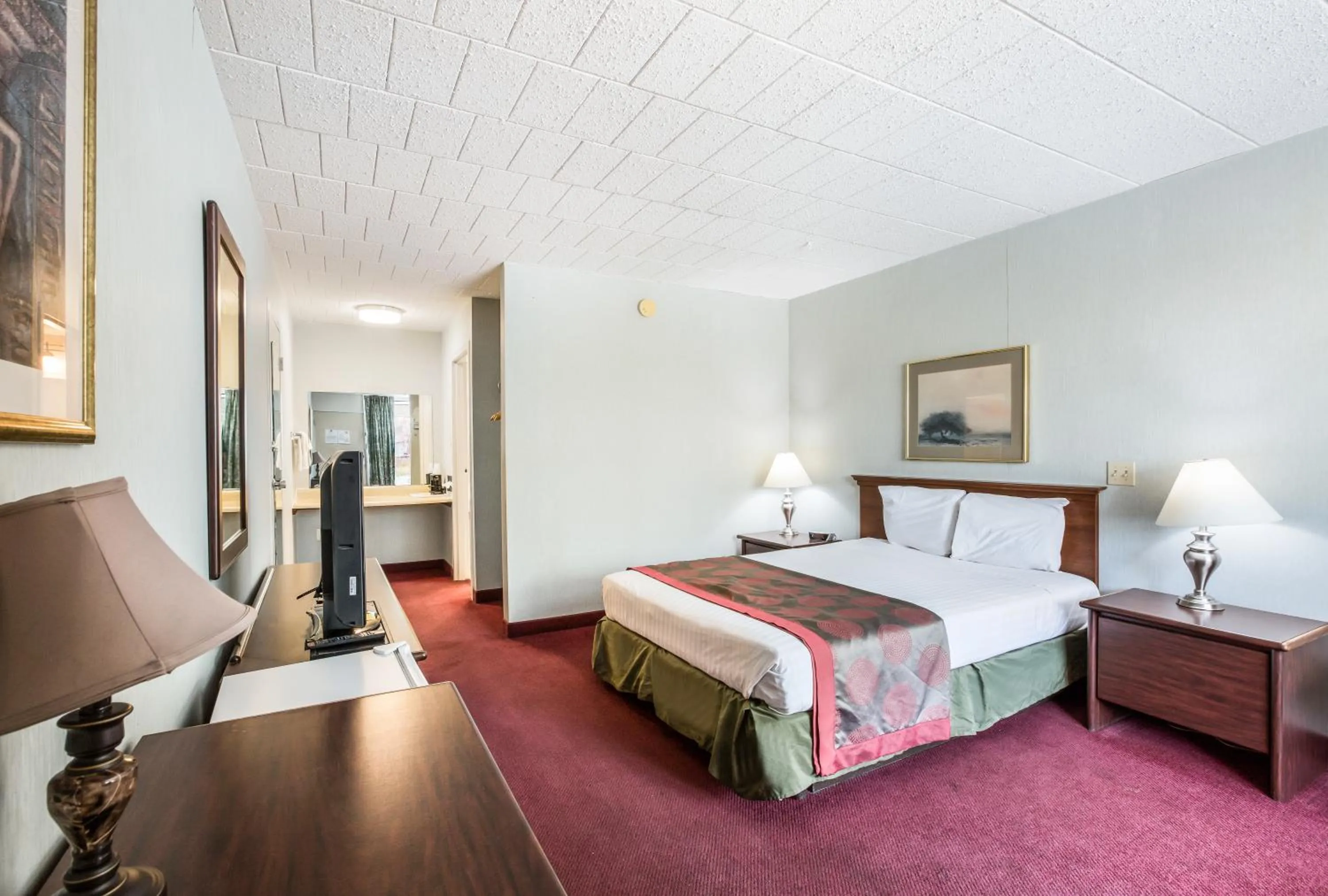 Photo of the whole room, Bed in Red Carpet Inn & Suites