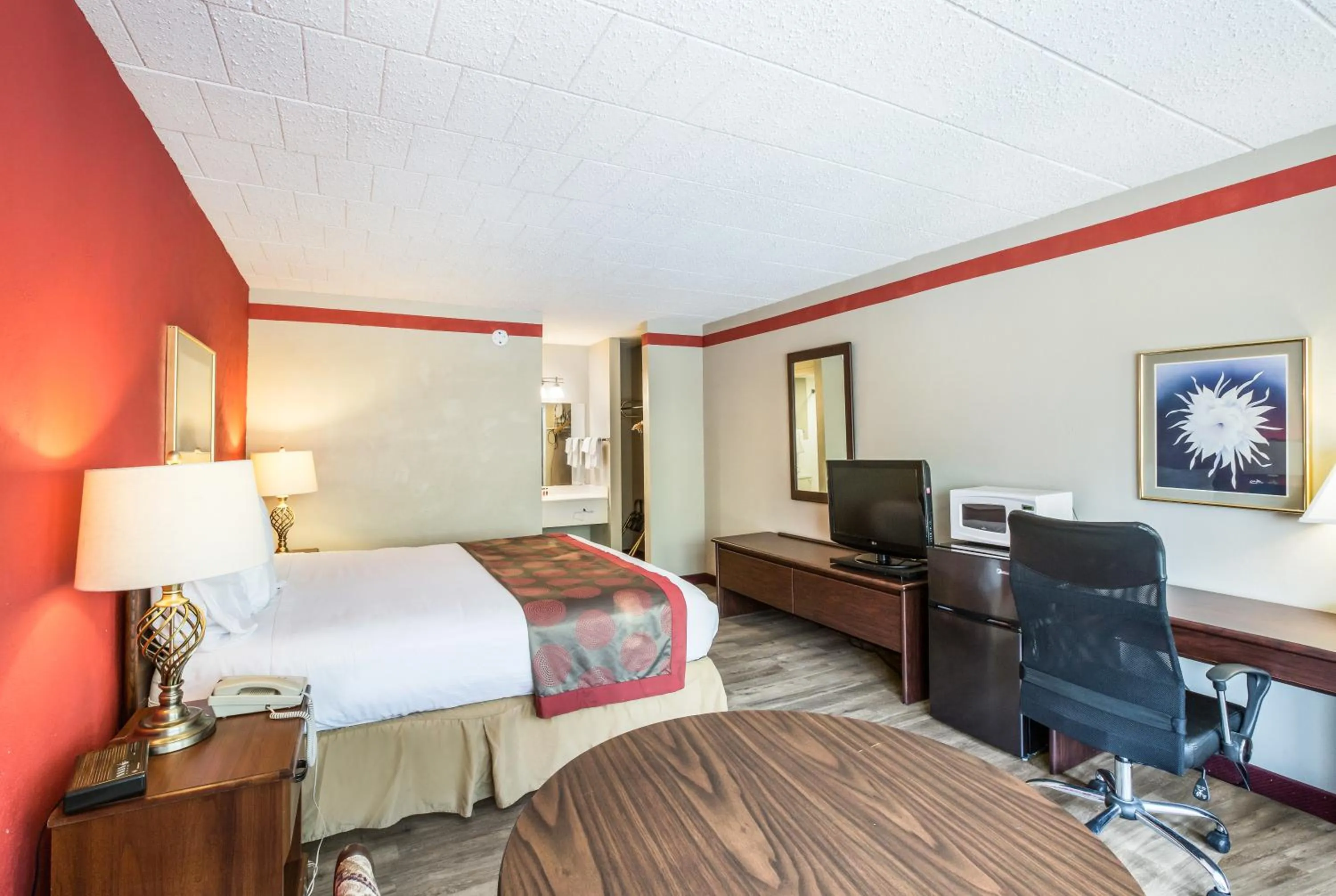 Photo of the whole room, Bed in Red Carpet Inn & Suites