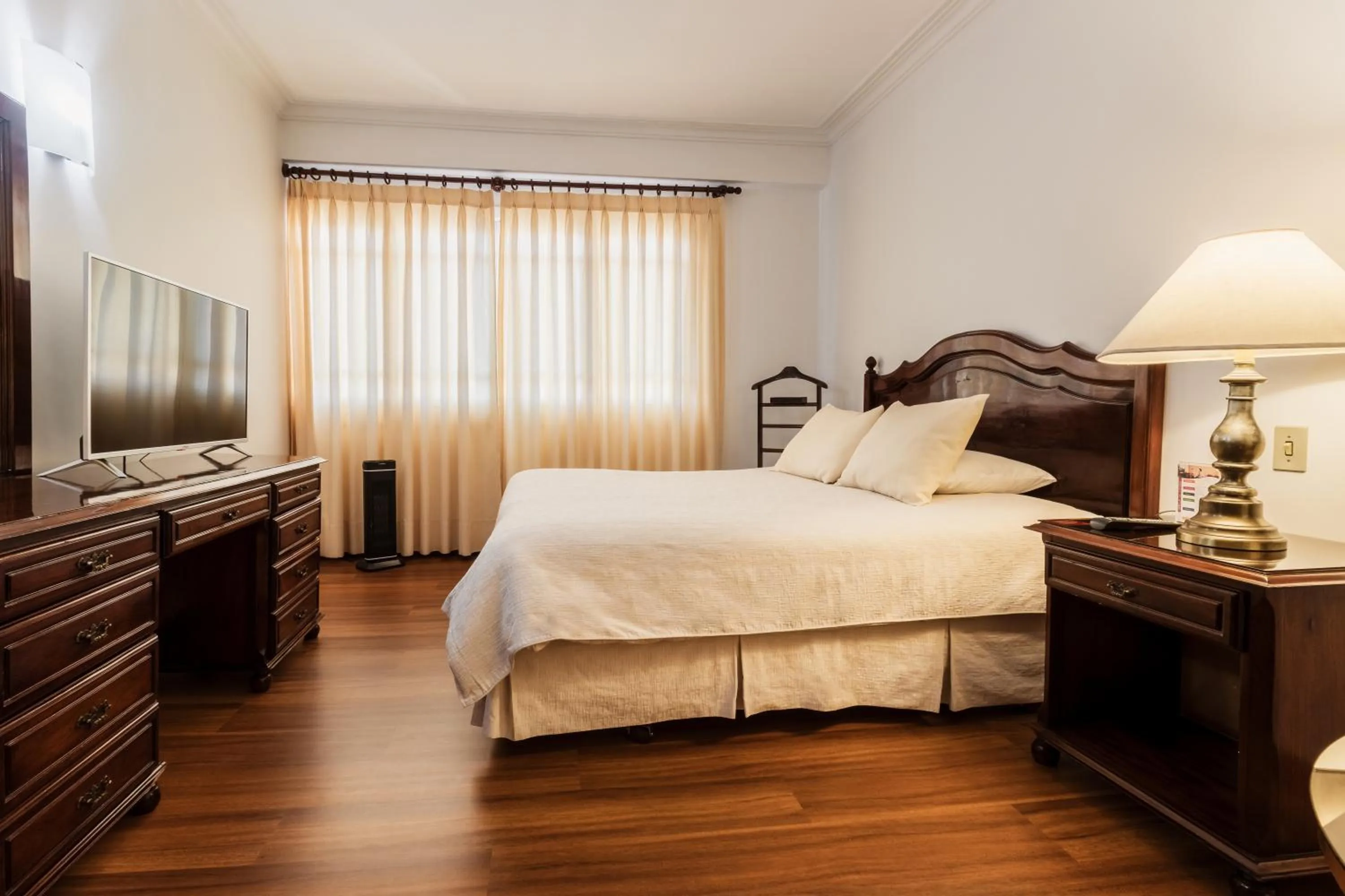 Photo of the whole room, Bed in El Rey Palace Hotel