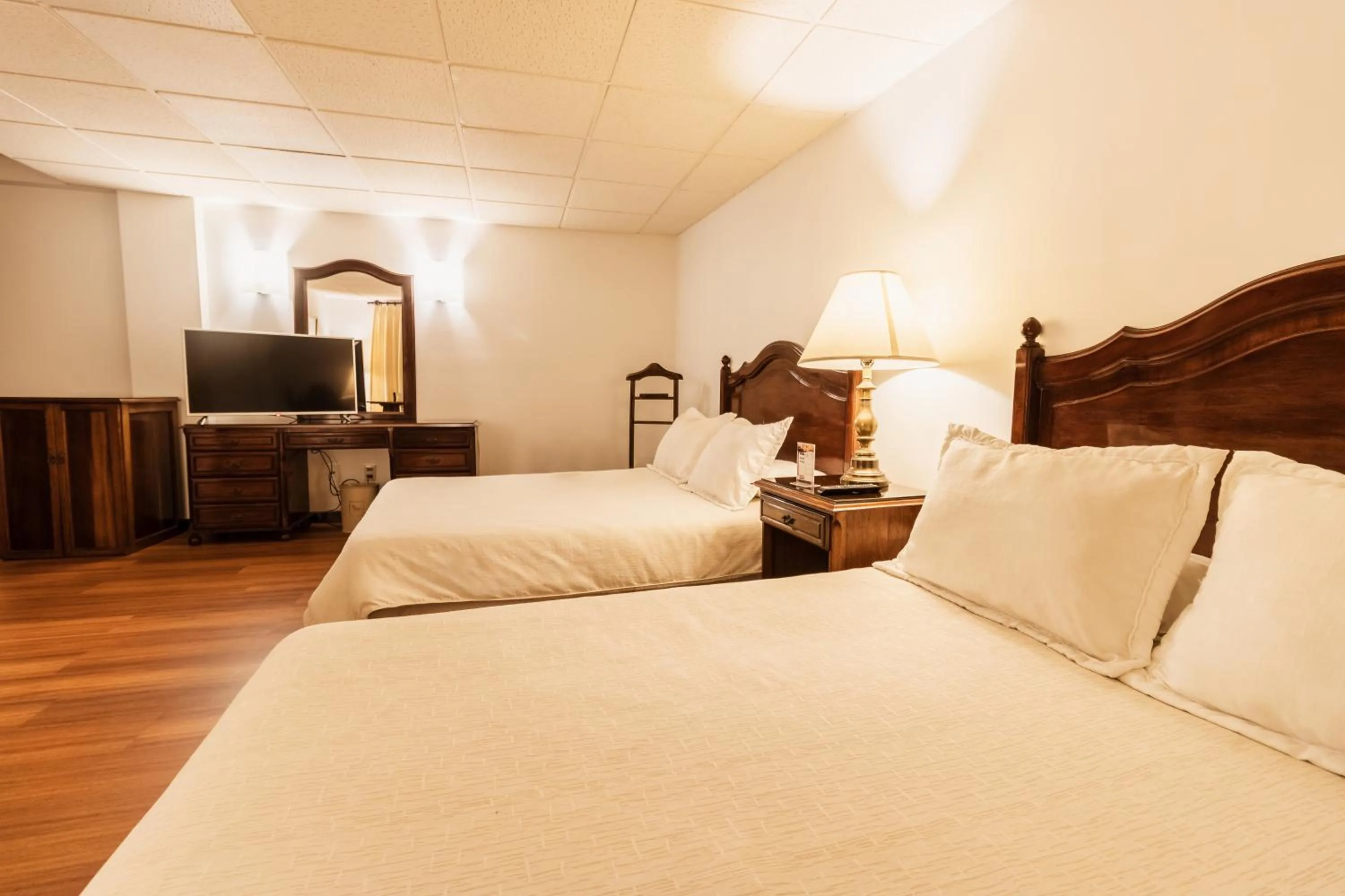 Bedroom, Bed in El Rey Palace Hotel