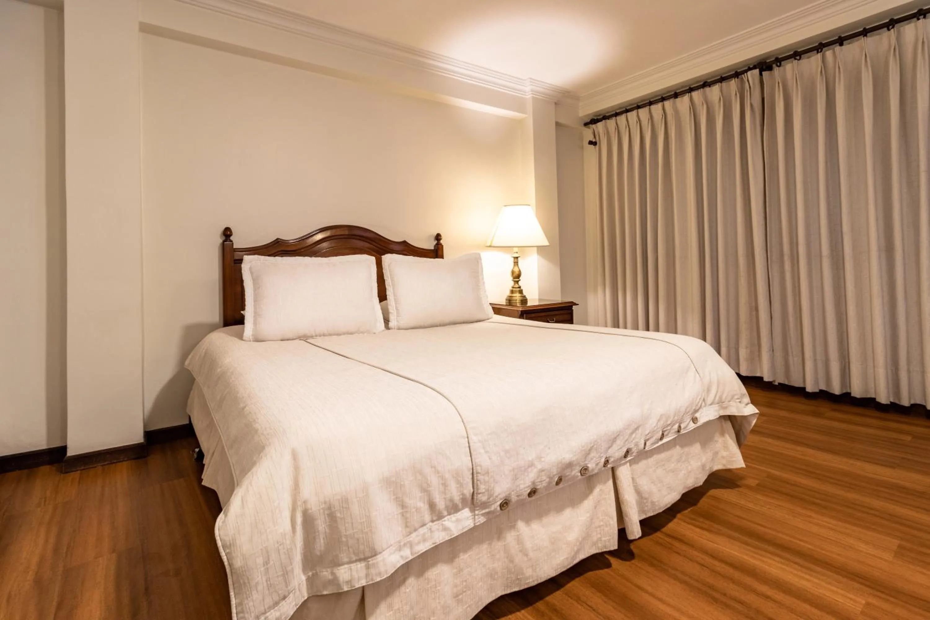 Photo of the whole room, Bed in El Rey Palace Hotel