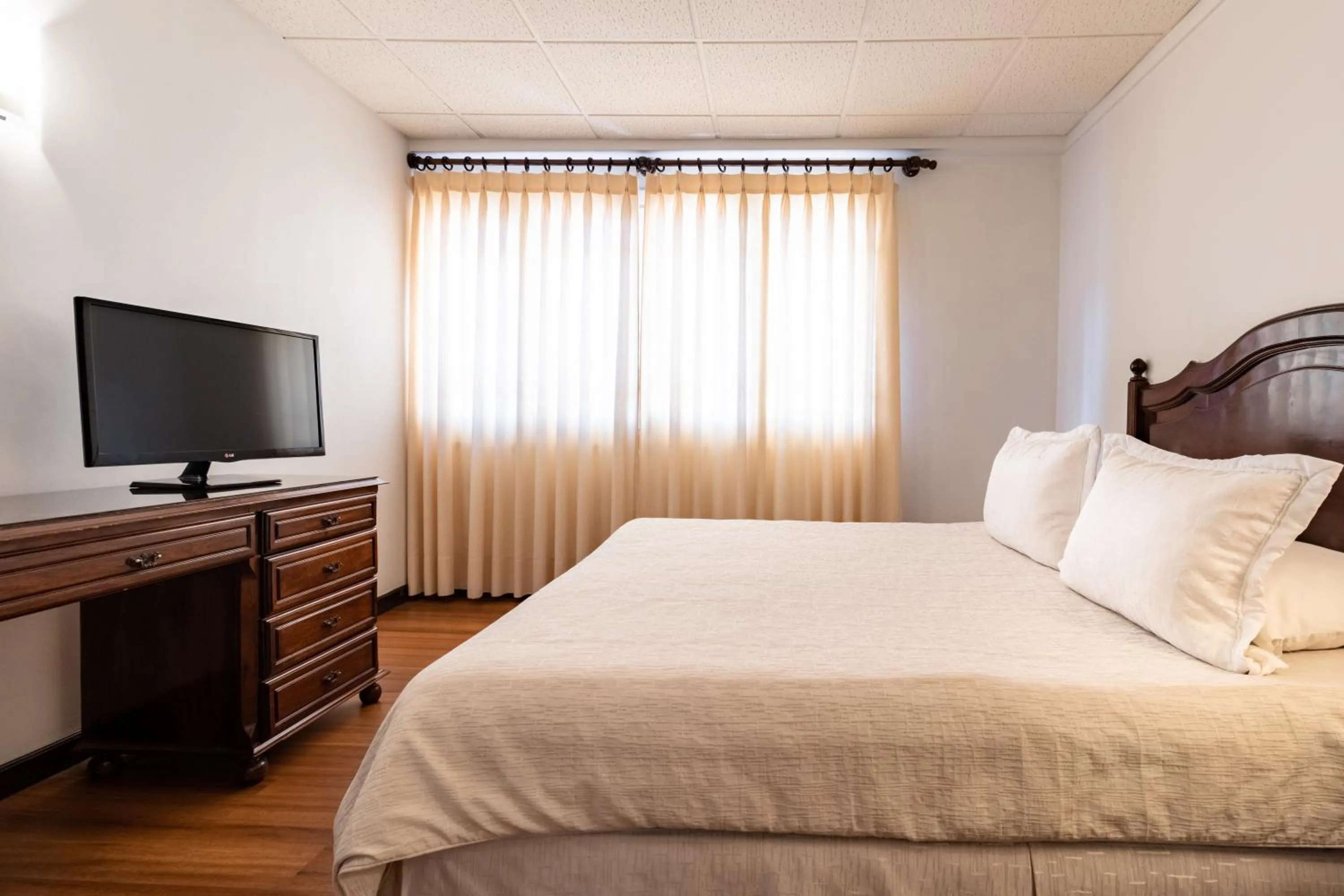 Photo of the whole room, Bed in El Rey Palace Hotel