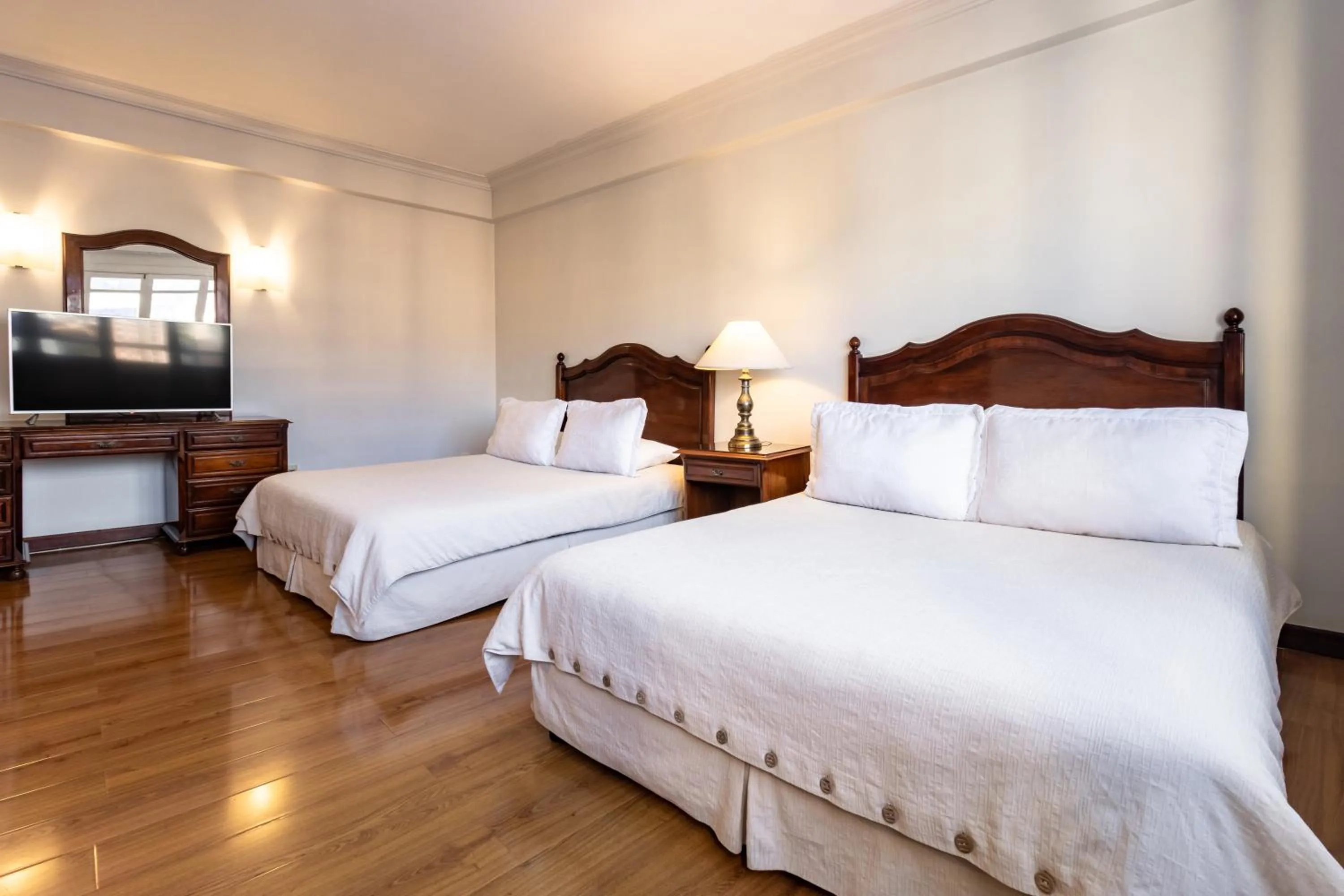 Bedroom, Bed in El Rey Palace Hotel