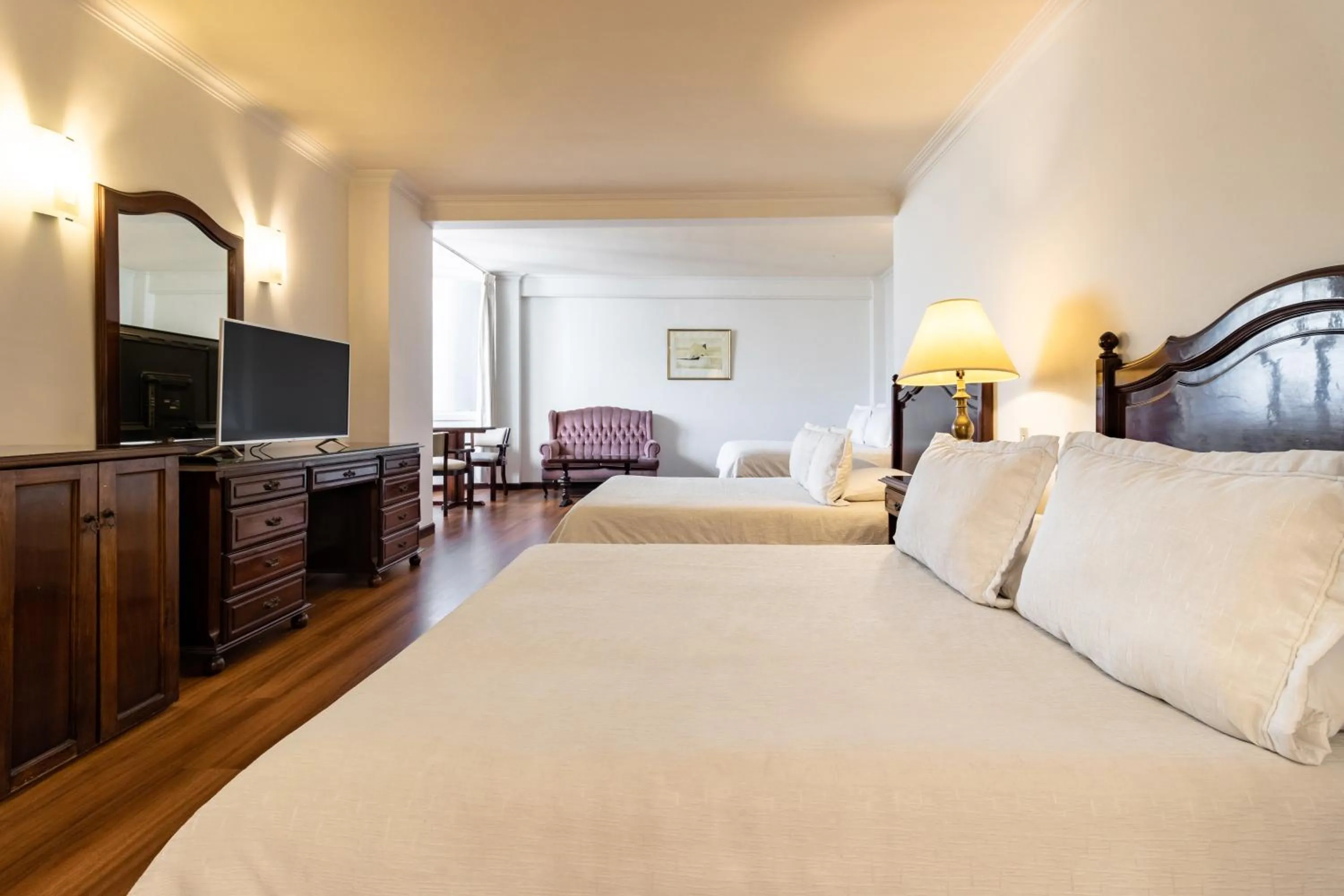 Photo of the whole room, Bed in El Rey Palace Hotel