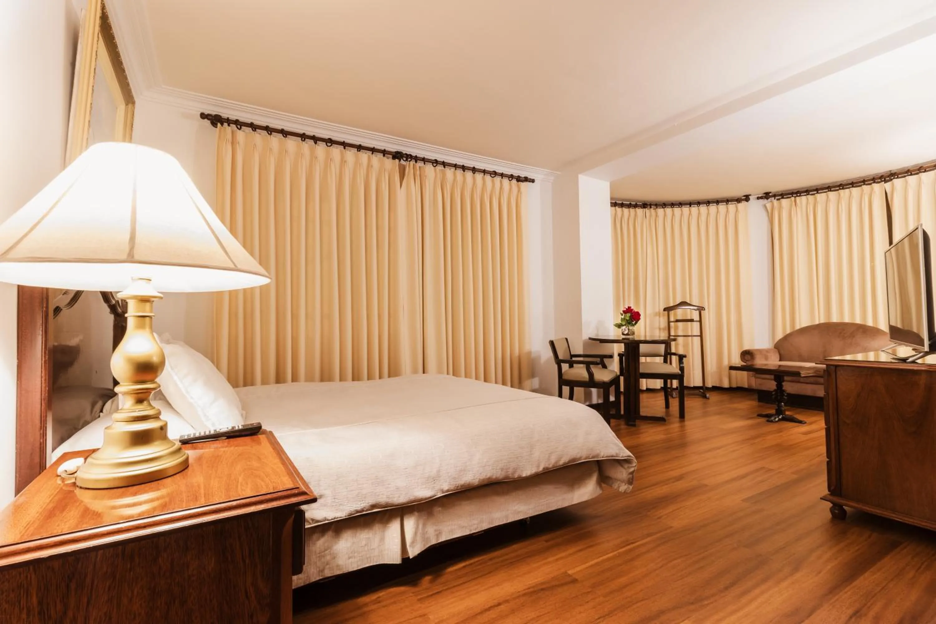 Photo of the whole room, Bed in El Rey Palace Hotel