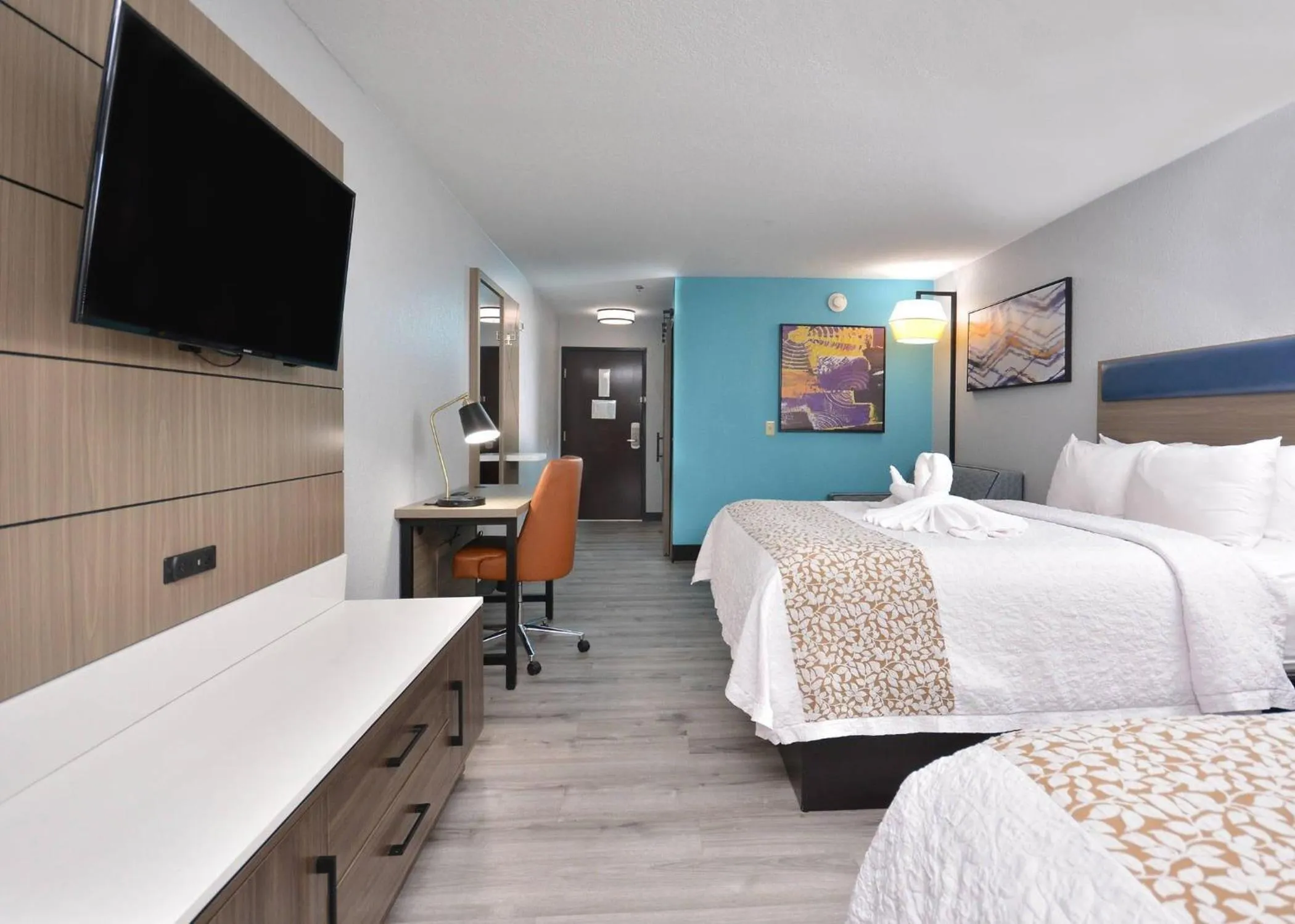 Bedroom, Bed in Brookstone Lodge near Biltmore Village, an Ascend Collection Hotel