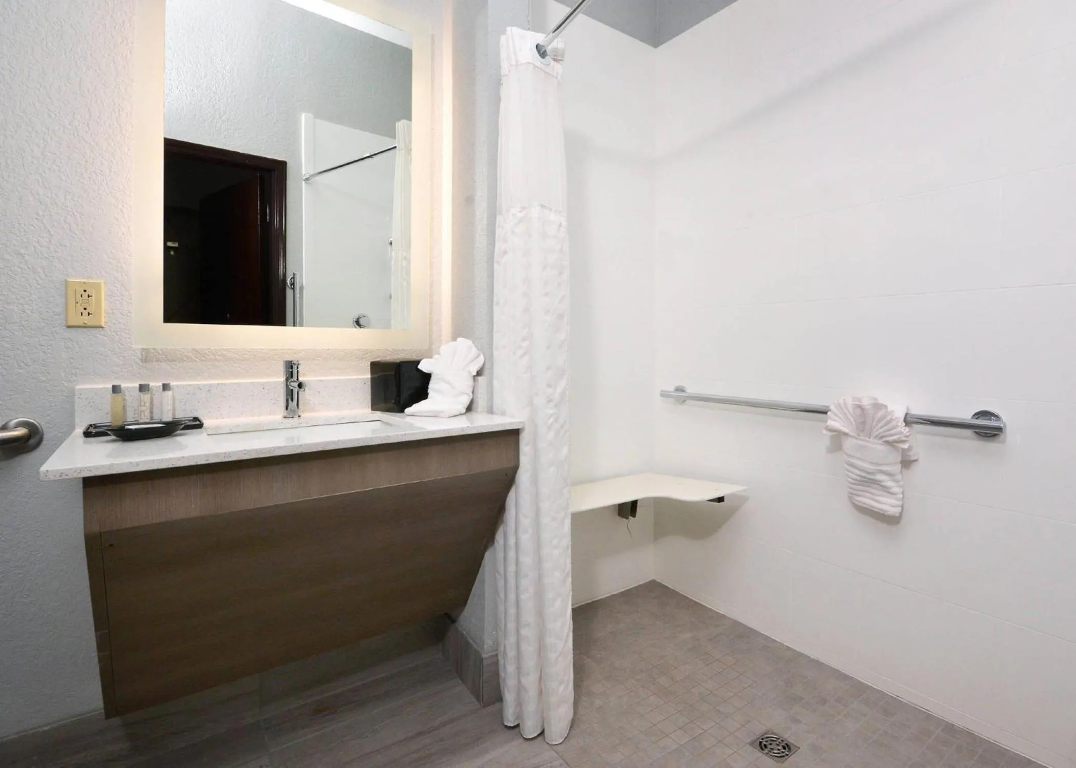 Bedroom in Brookstone Lodge near Biltmore Village, an Ascend Collection Hotel