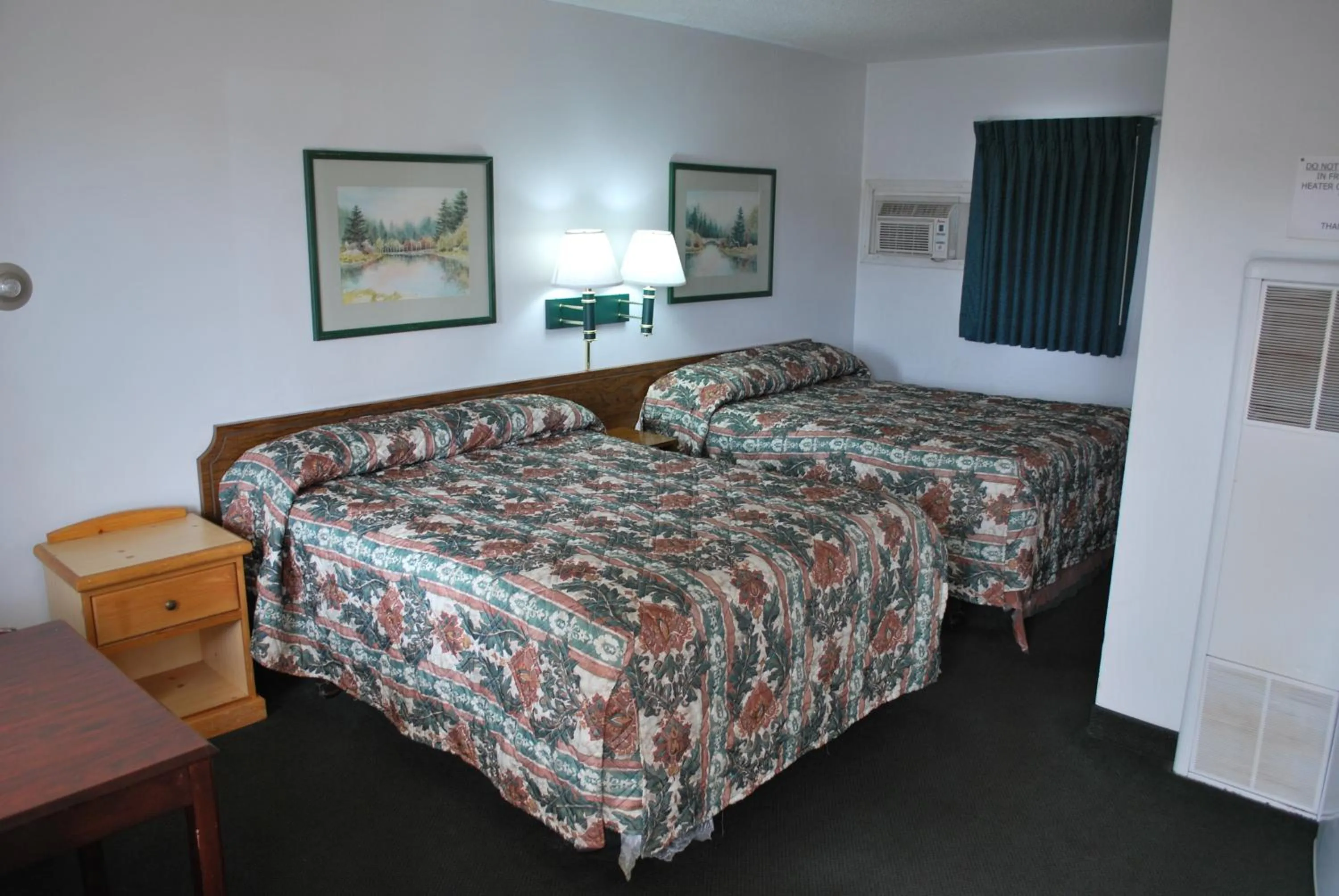 Bedroom, Bed in Plaza Inn