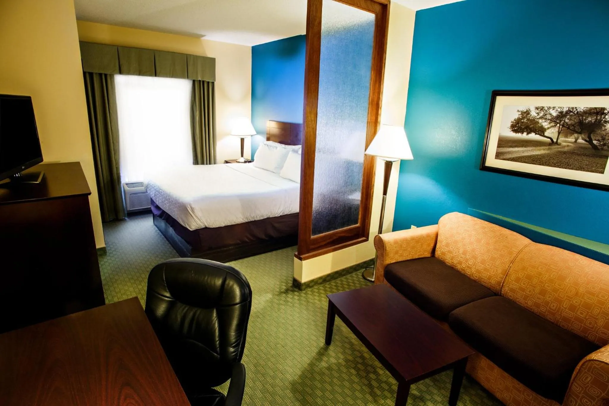 Photo of the whole room, Bed in Holiday Inn Express & Suites Harrisburg West