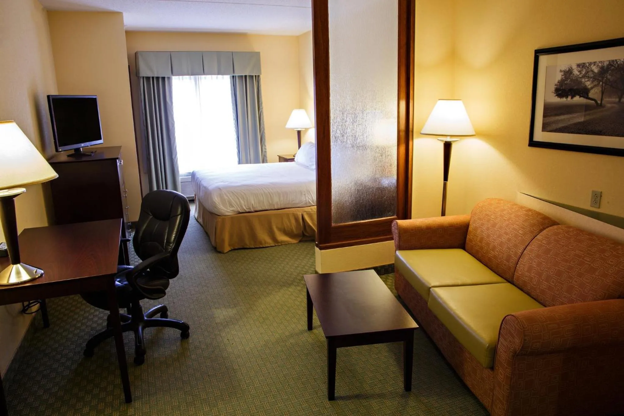 Photo of the whole room, Bed in Holiday Inn Express & Suites Harrisburg West