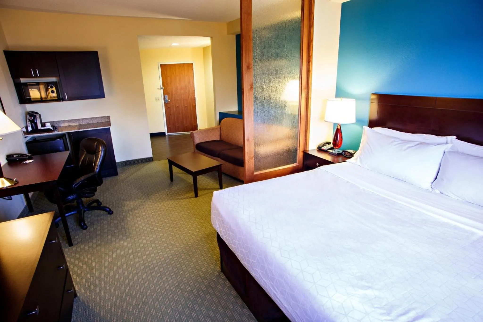 Photo of the whole room, Bed in Holiday Inn Express & Suites Harrisburg West