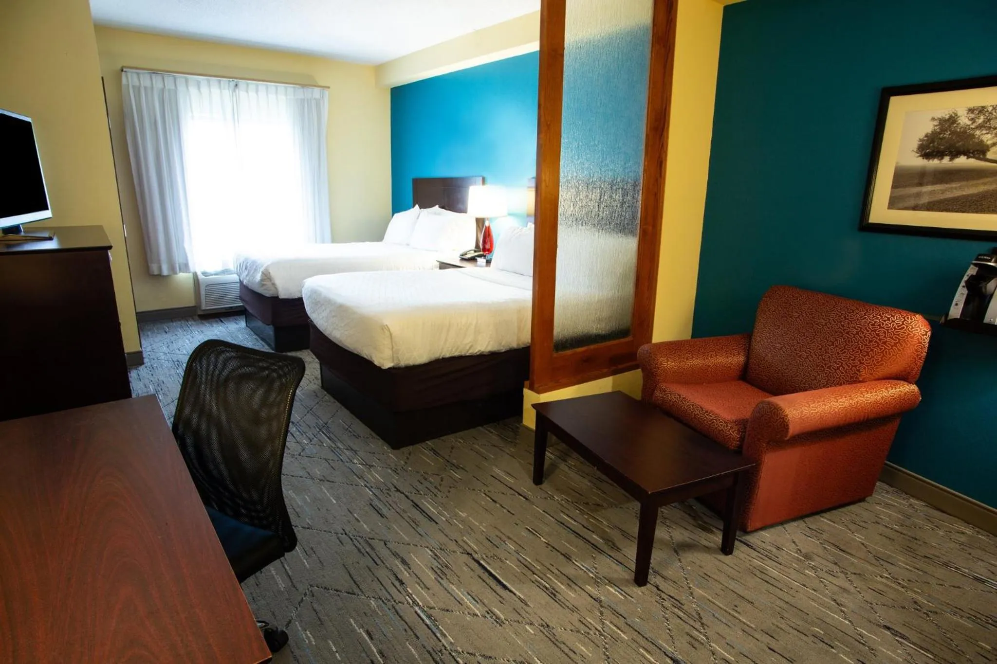 Photo of the whole room, Bed in Holiday Inn Express & Suites Harrisburg West