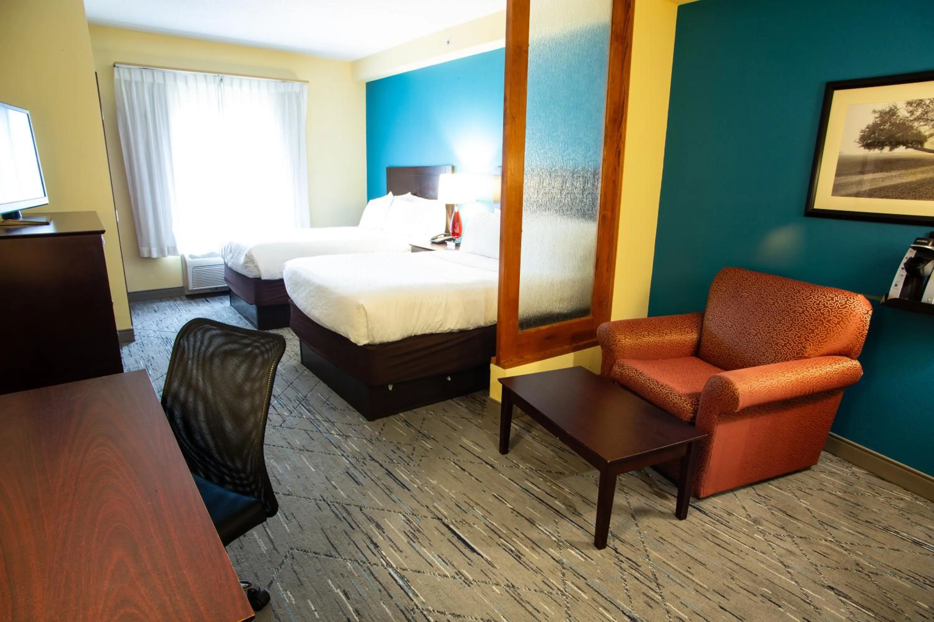 Living room, Bed in Holiday Inn Express & Suites Harrisburg West