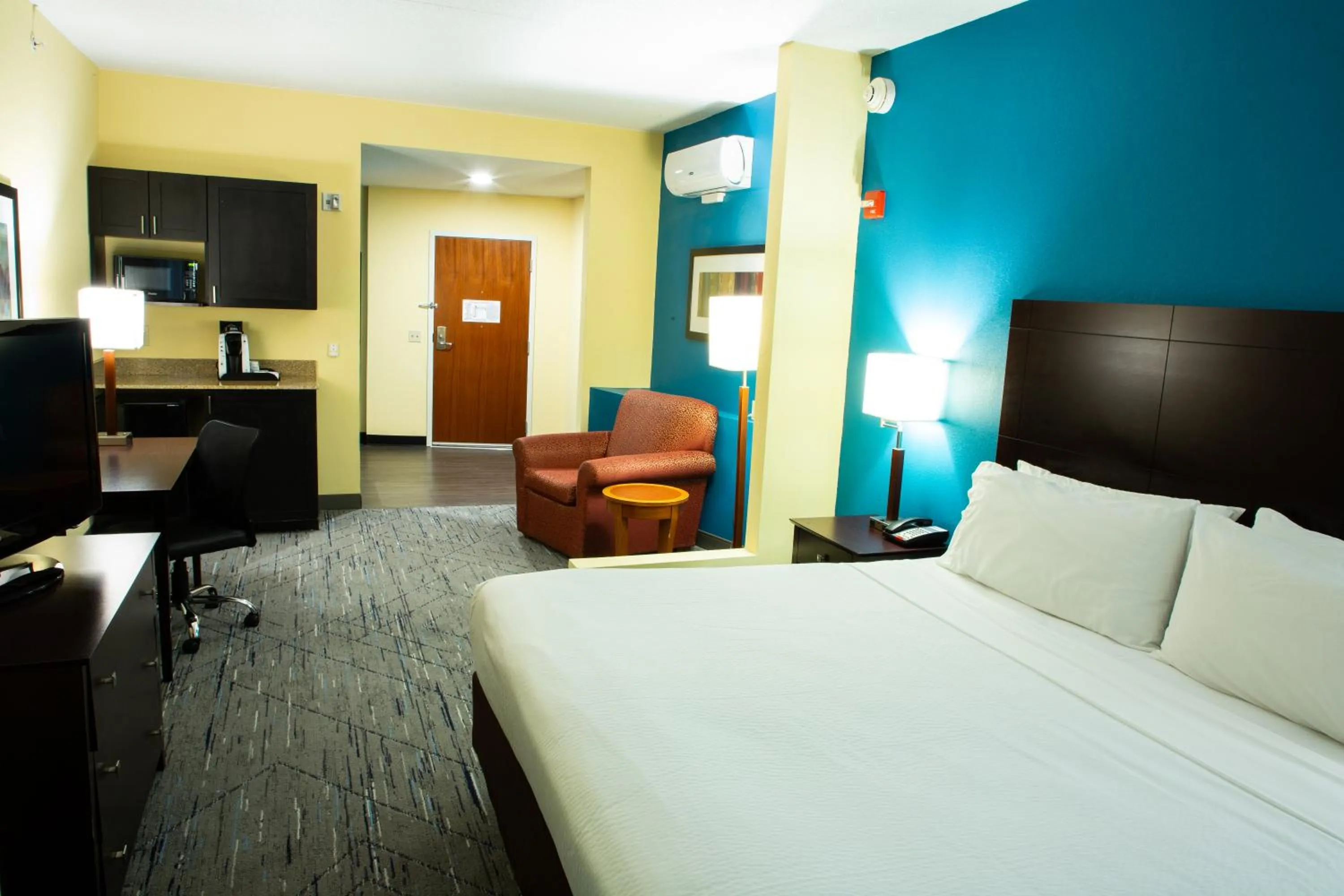 Bed in Holiday Inn Express & Suites Harrisburg West