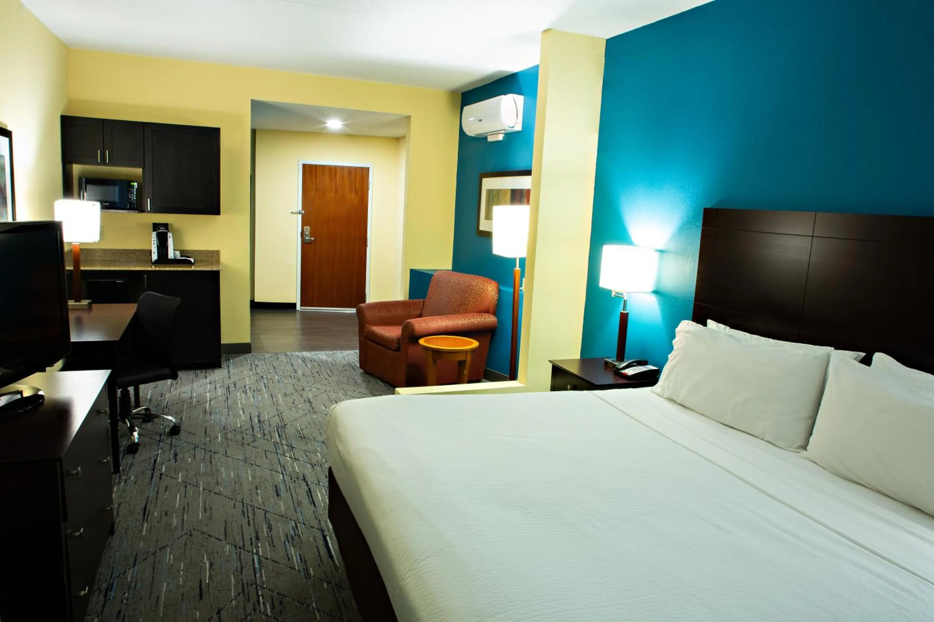 Bedroom, Bed in Holiday Inn Express & Suites Harrisburg West