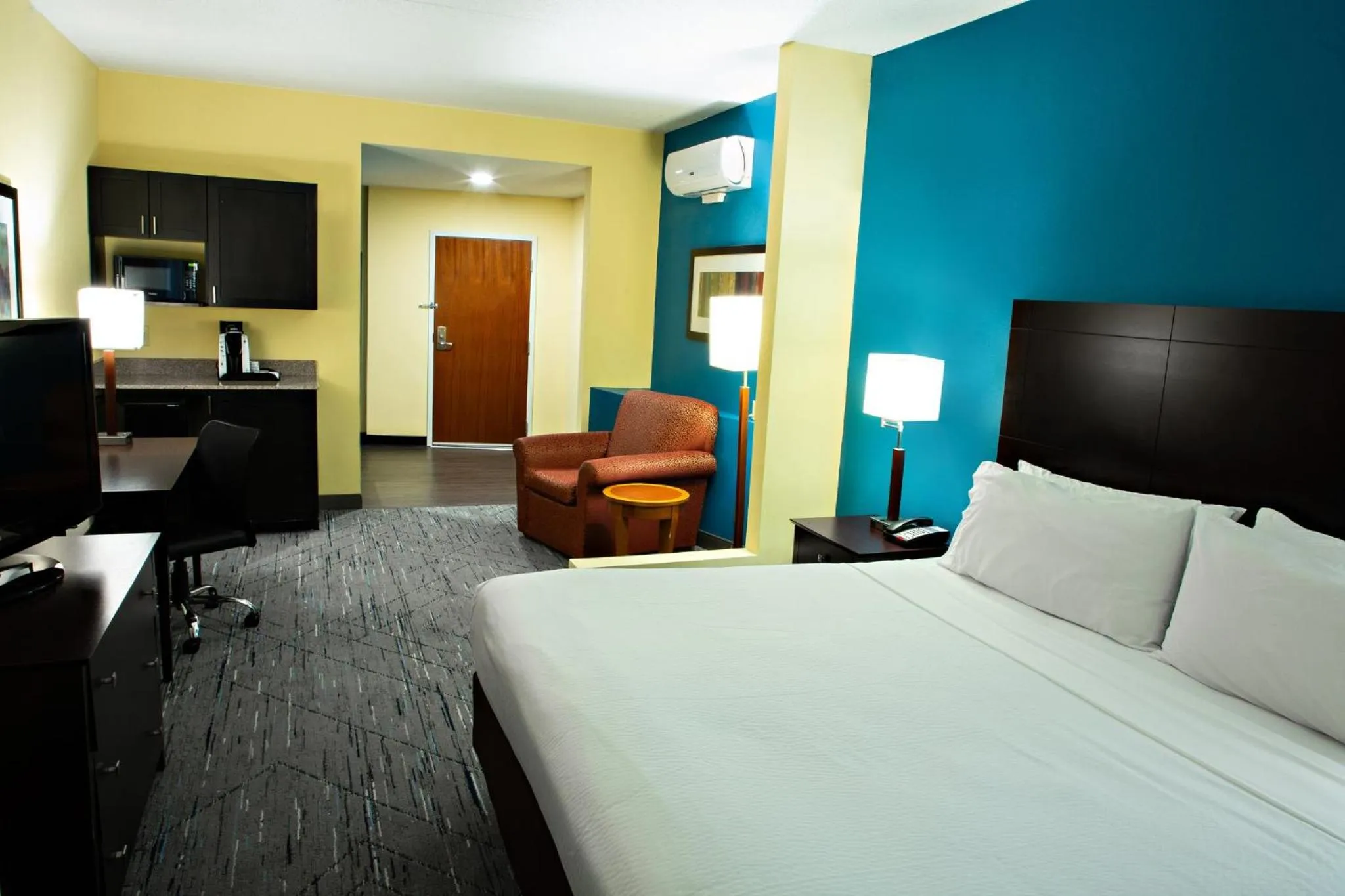 Photo of the whole room, Bed in Holiday Inn Express & Suites Harrisburg West
