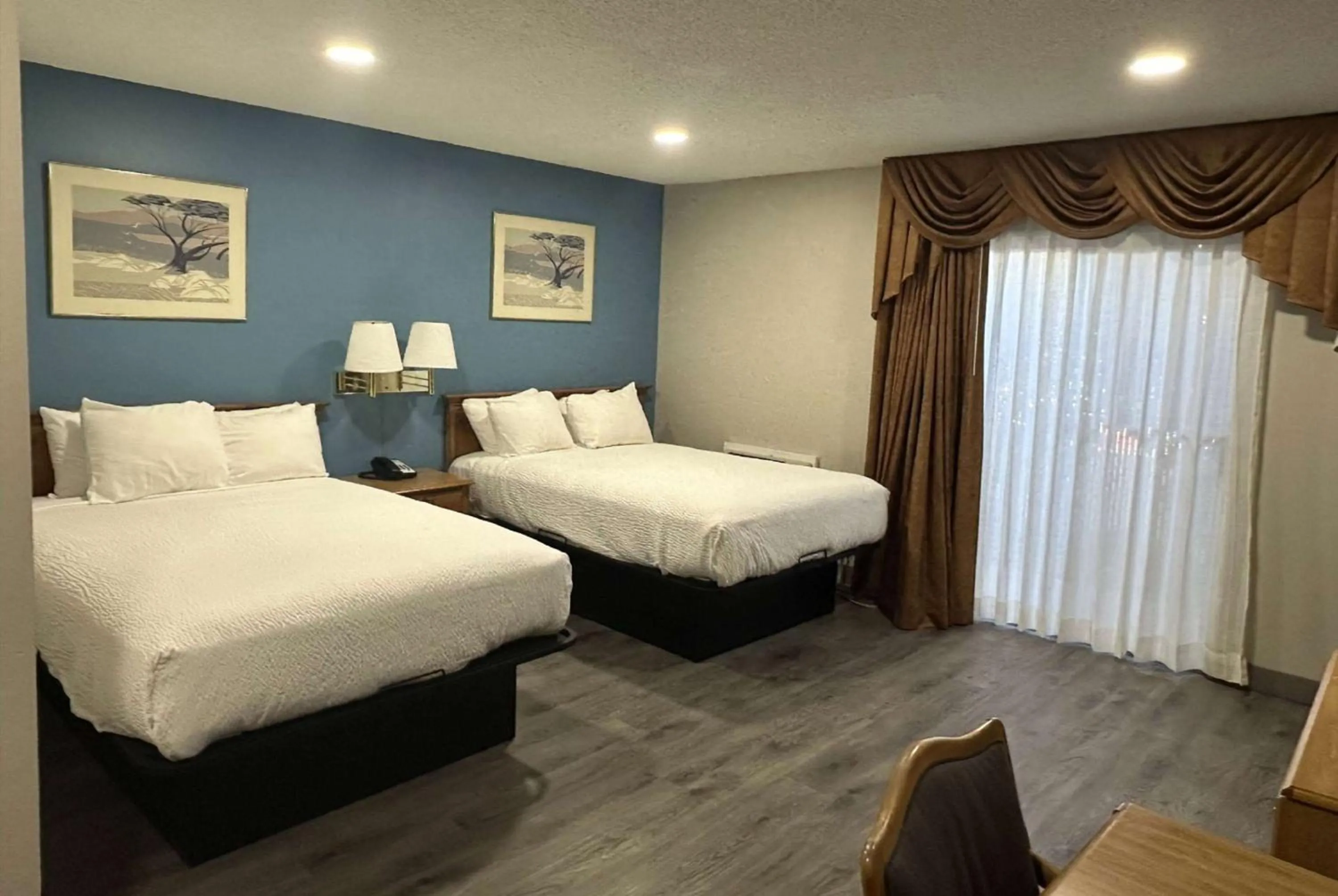 Photo of the whole room, Bed in Days Inn by Wyndham Medford