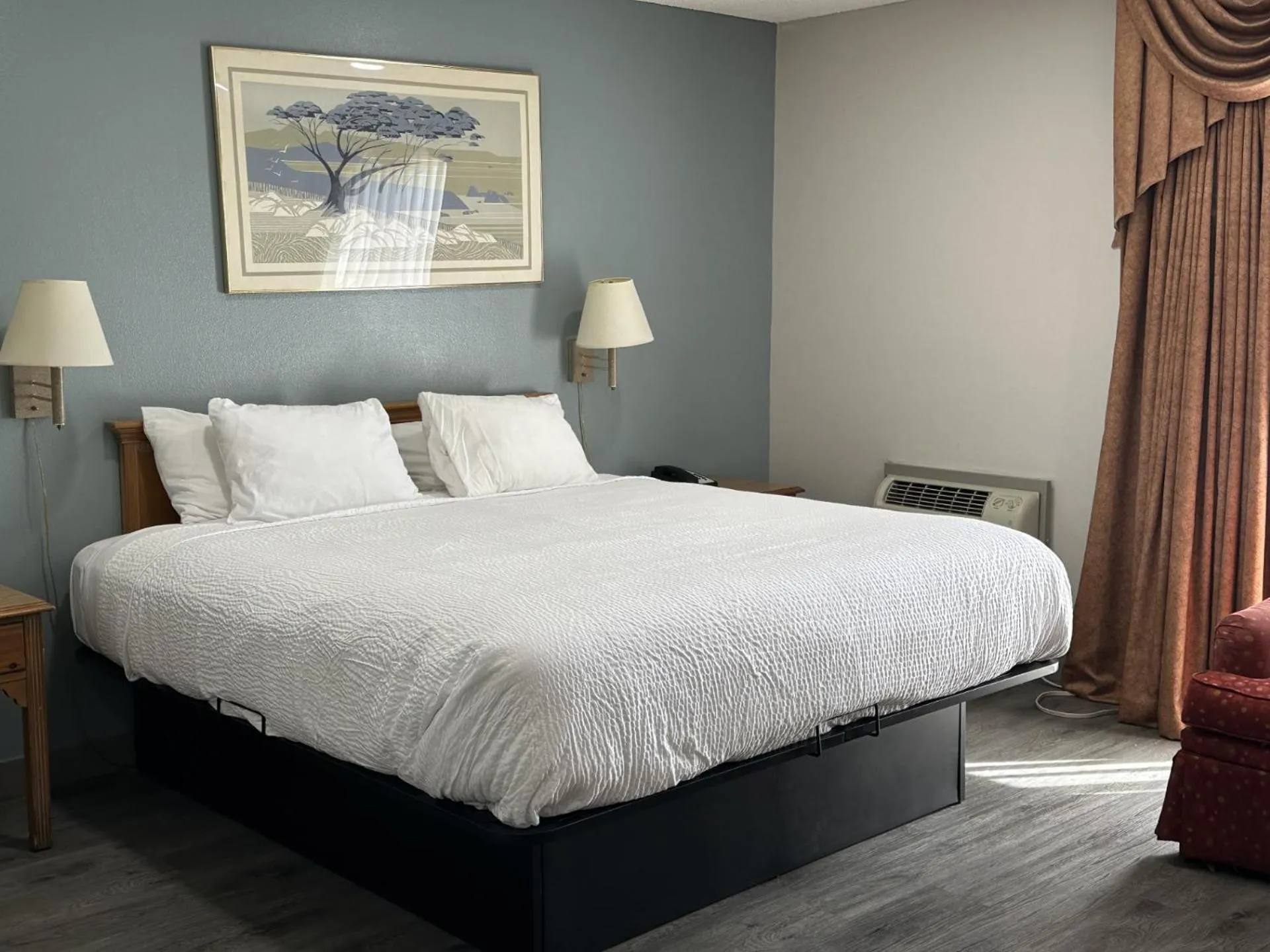 Bed in Days Inn by Wyndham Medford