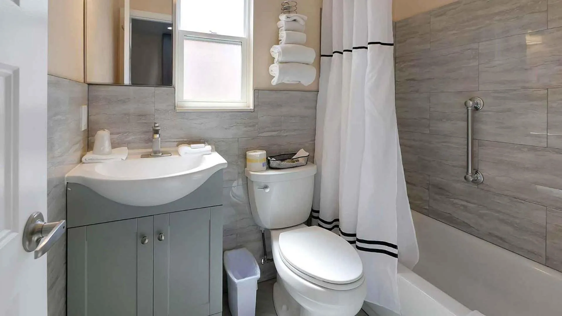 Bathroom in Carlton House Motel and Suites