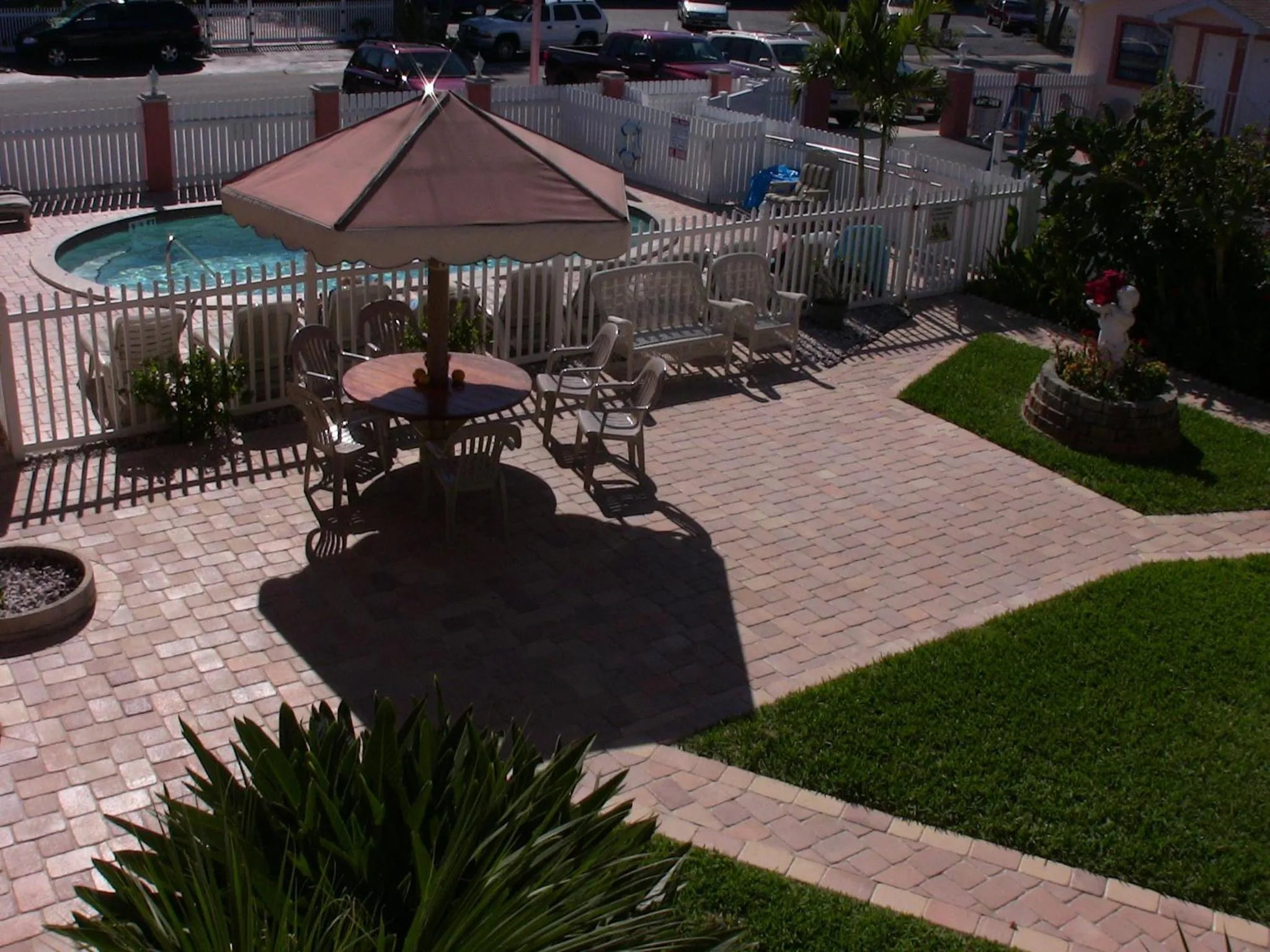Patio in Carlton House Motel and Suites