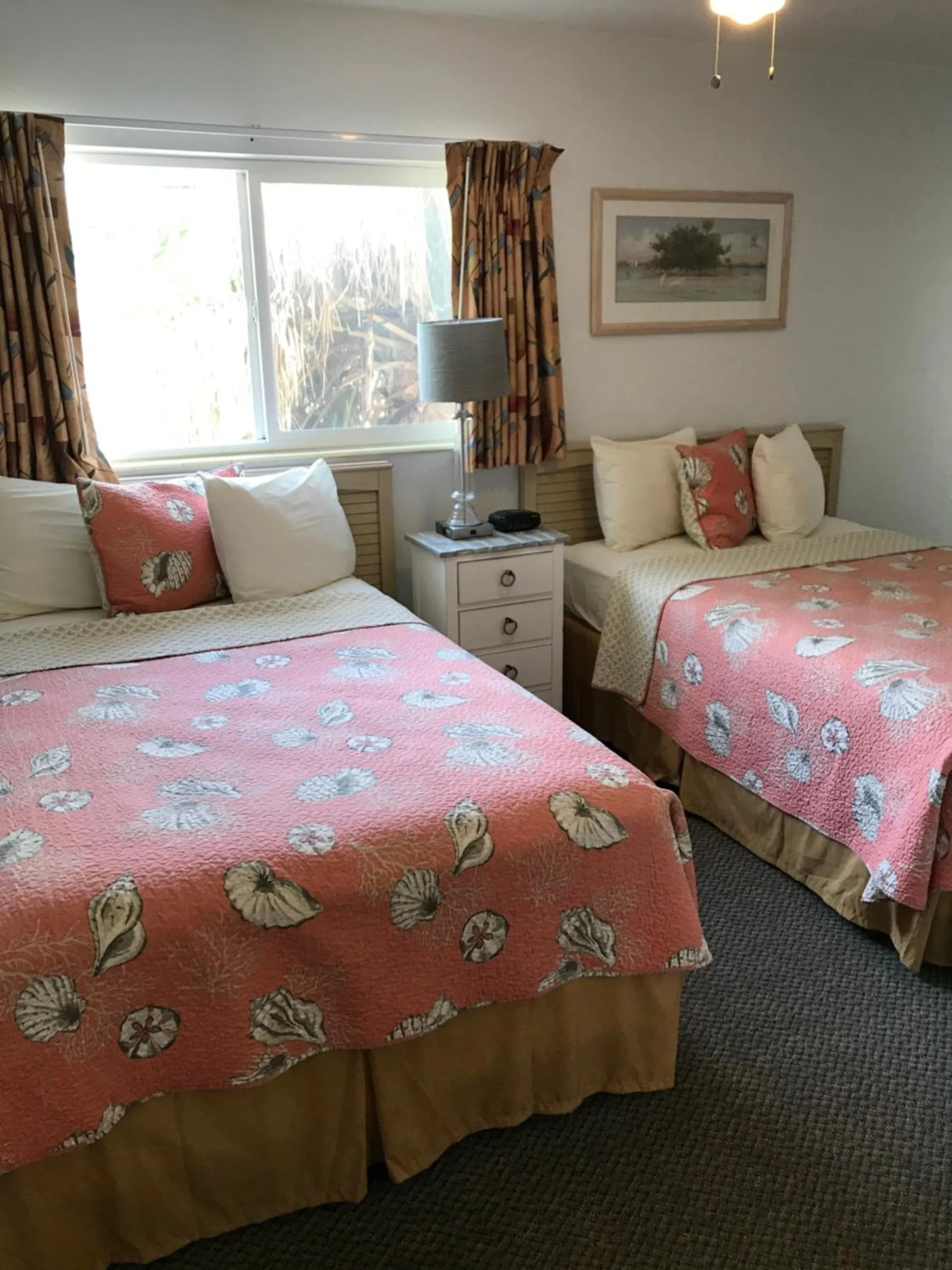 Bed in Carlton House Motel and Suites